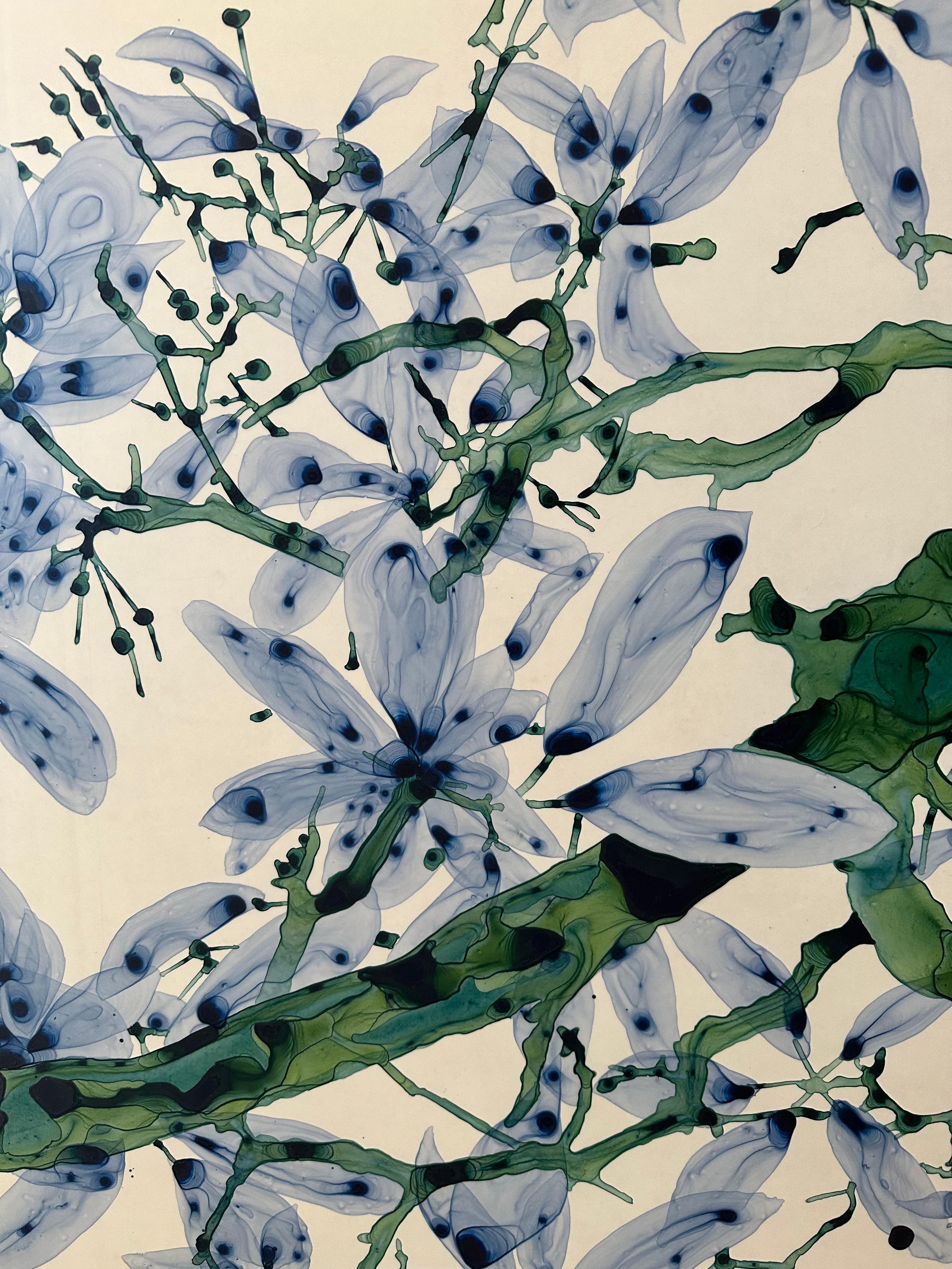 Auf diesem zeitgenössischen botanischen Gemälde in Acryl auf Mylar schmücken Schichten von Blättern in Blautönen von blassem Himmelblau und Immergrün bis hin zu dunklem Kobalt die dunkelgrünen und blaugrünen Zweige eines Frangipani-Baums auf dem