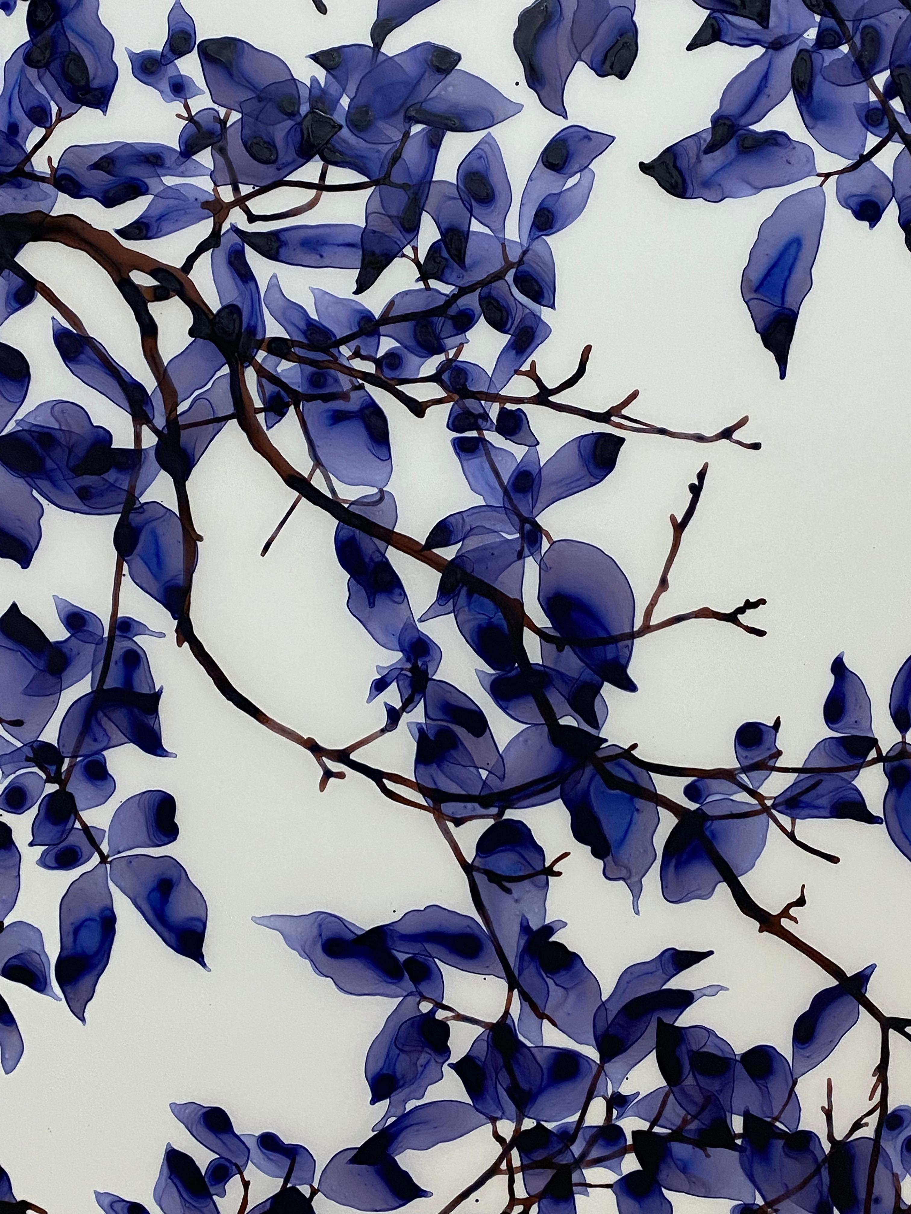 Abat-jour Twilight, bleu violet violet, branches d'arbres botaniques en caoutchouc, mylar blanc - Contemporain Painting par Jackie Battenfield