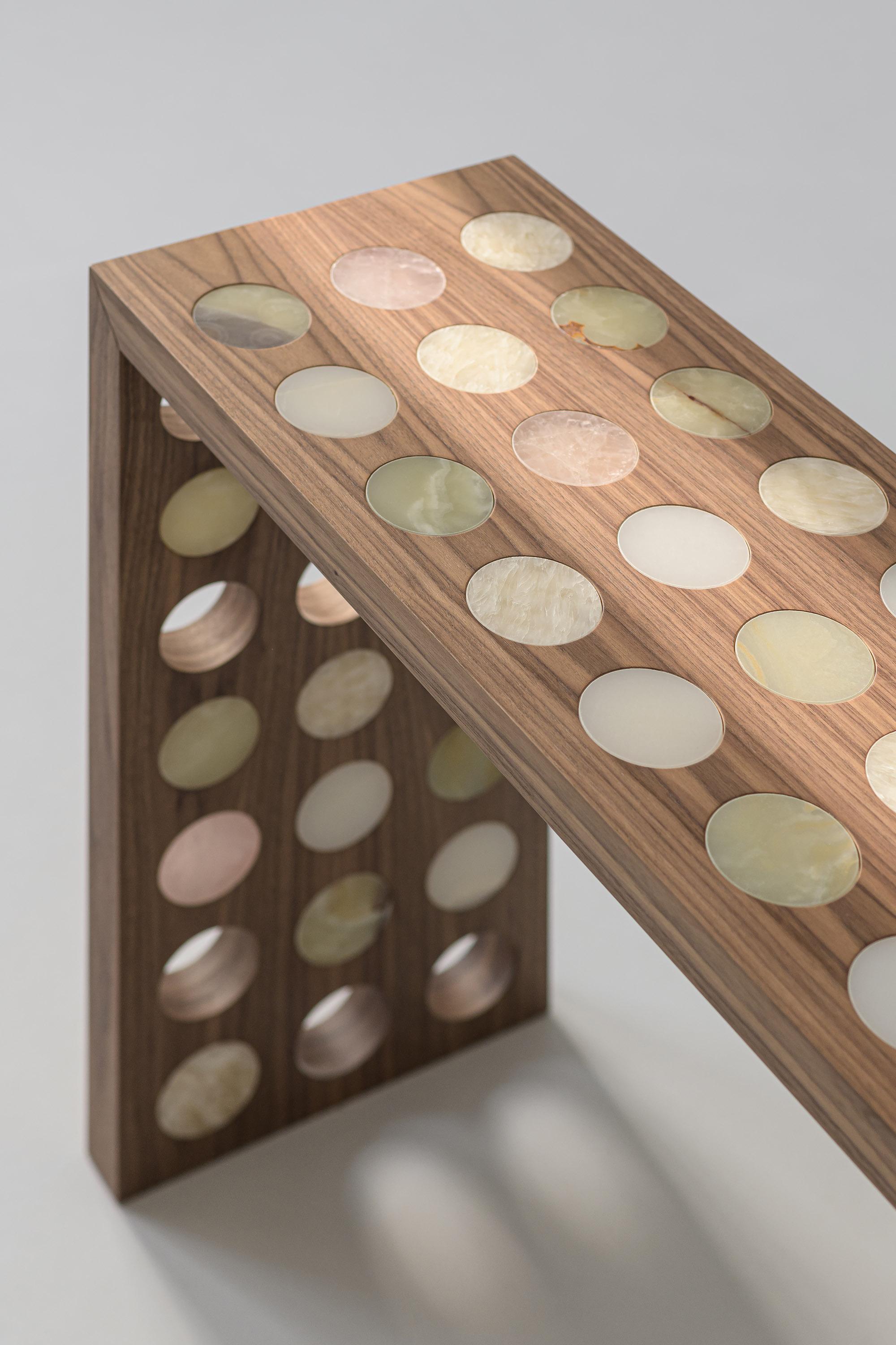 Jackie Console – Walnut Wood
The Jackie console in walnut wood is a bold, retro-inspired furniture piece that captures the distinctive aesthetic of the 1970s while blending modern and artistic elements. The main structure is crafted from walnut, a