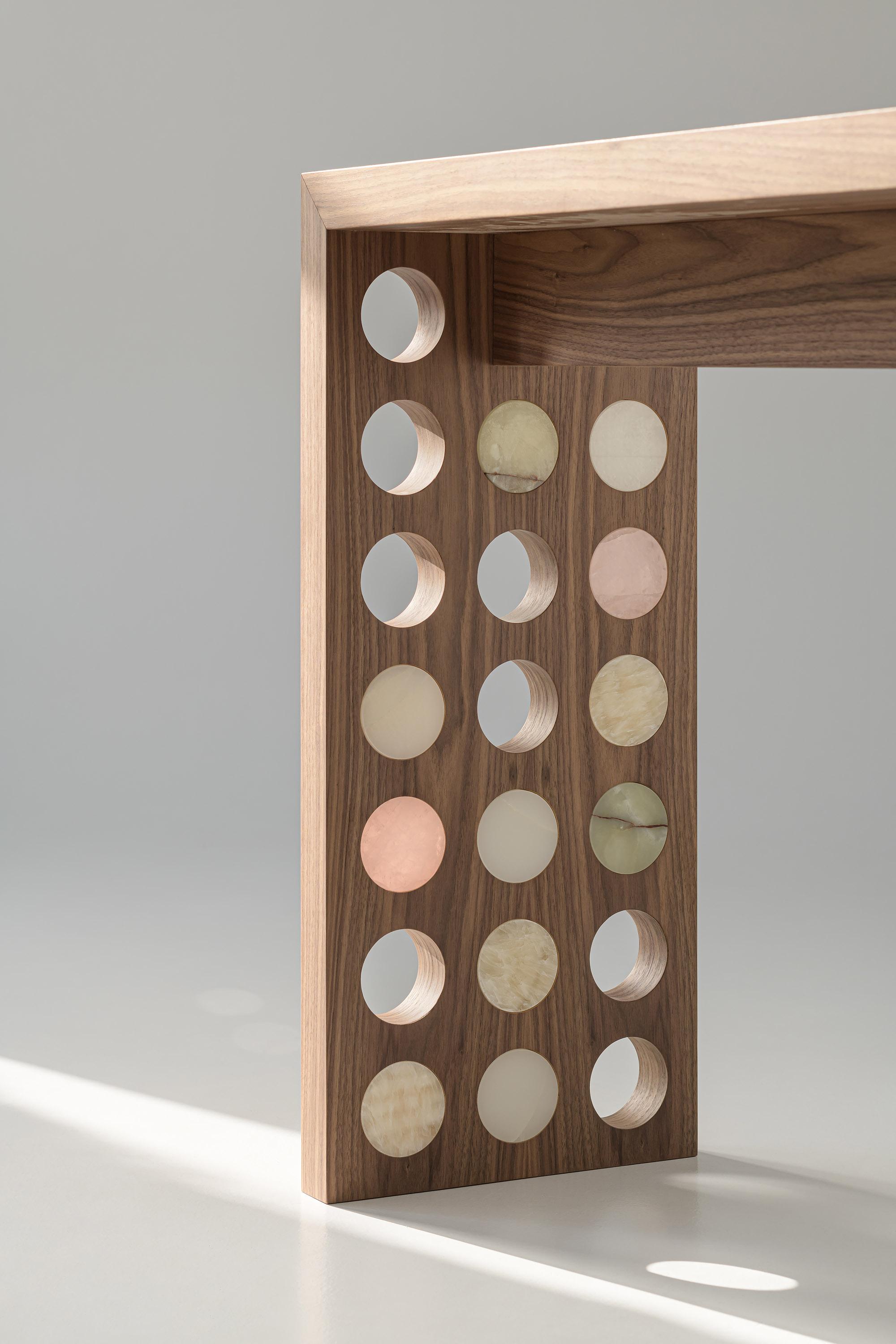Ukrainian Jackie Console en noyer et onyx par Studio Gaïa For Sale