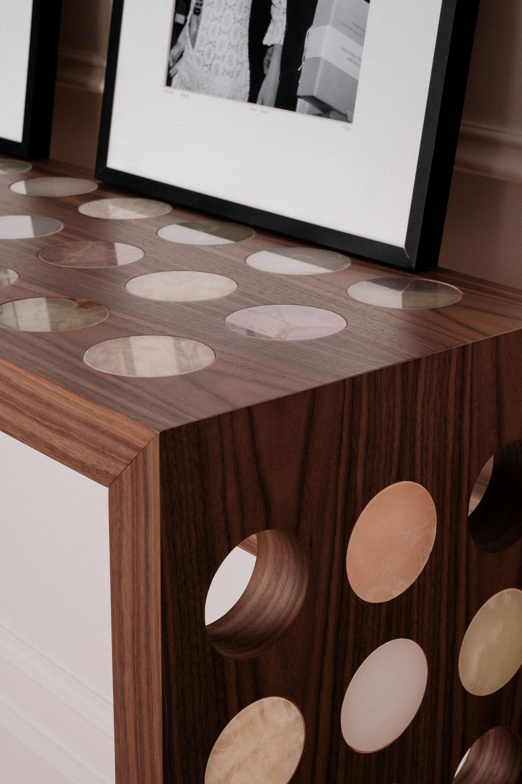 Contemporary Jackie Console en noyer et onyx par Studio Gaïa For Sale