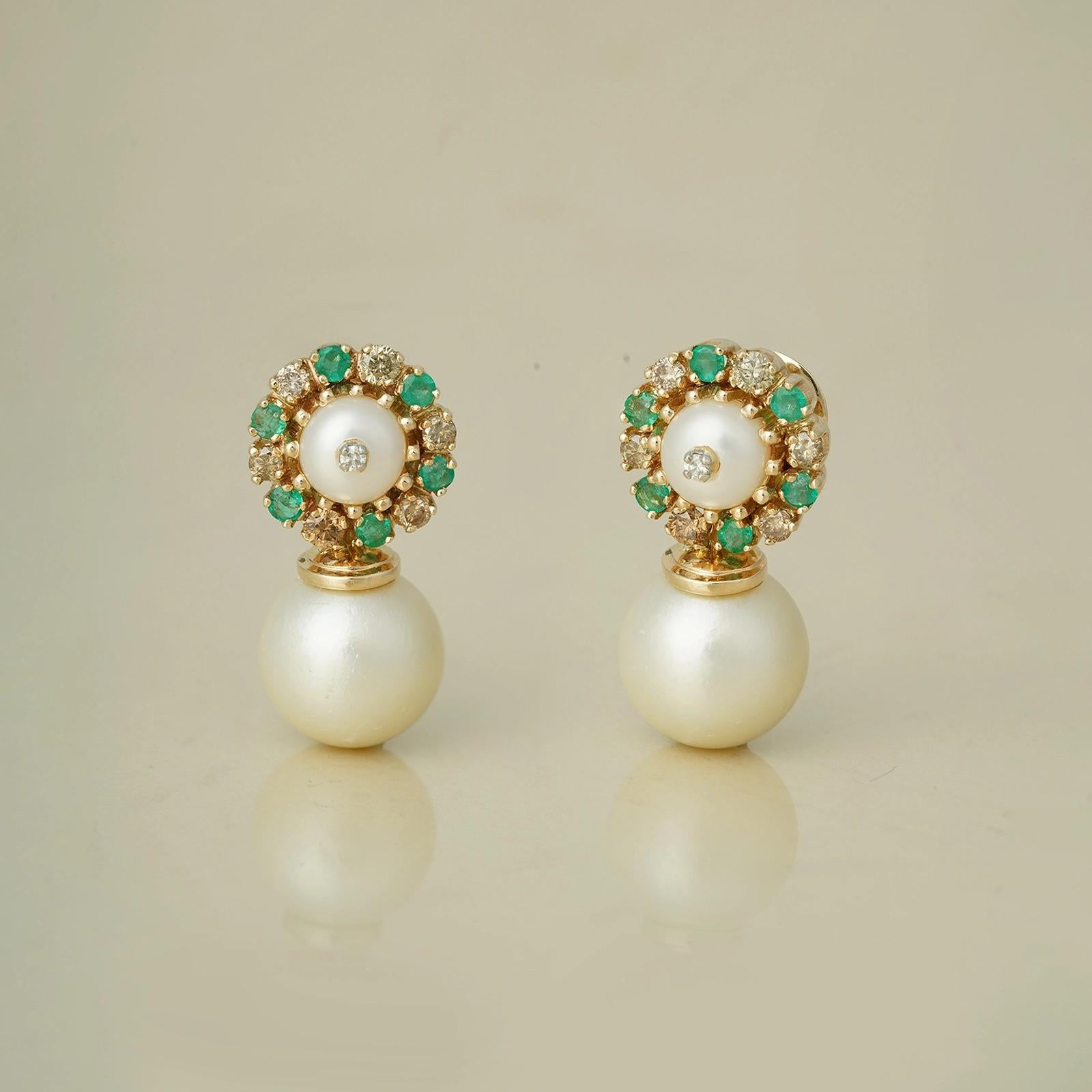 Taglio brillante Orecchini Jackie in oro champagne, diamanti, smeraldi e perle dei mari del sud in vendita