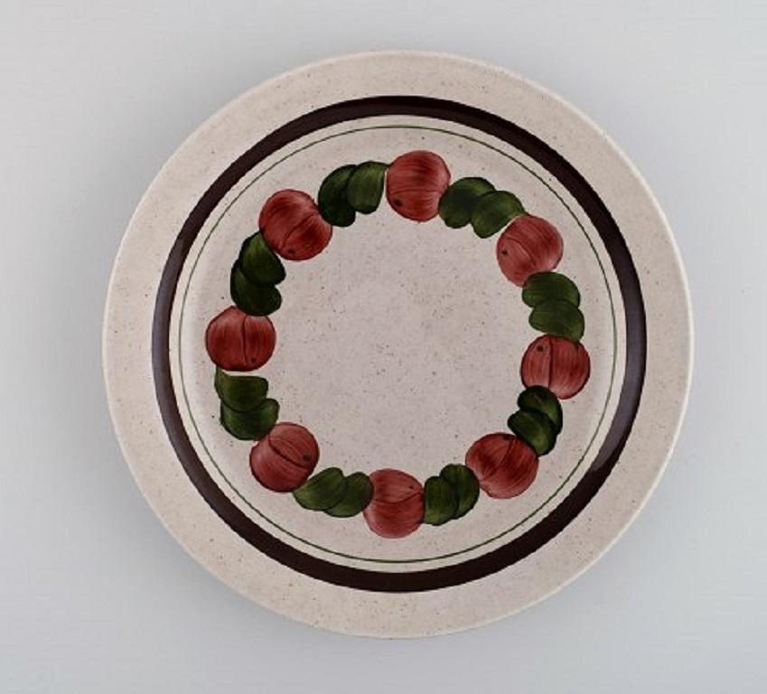 Jackie Lynd for Rörstrand. 12 Birgitta dinner plates in hand painted glazed stoneware, 1970s.
Measure: Diameter 24 cm.
In excellent condition.
Stamped.
1st factory quality.