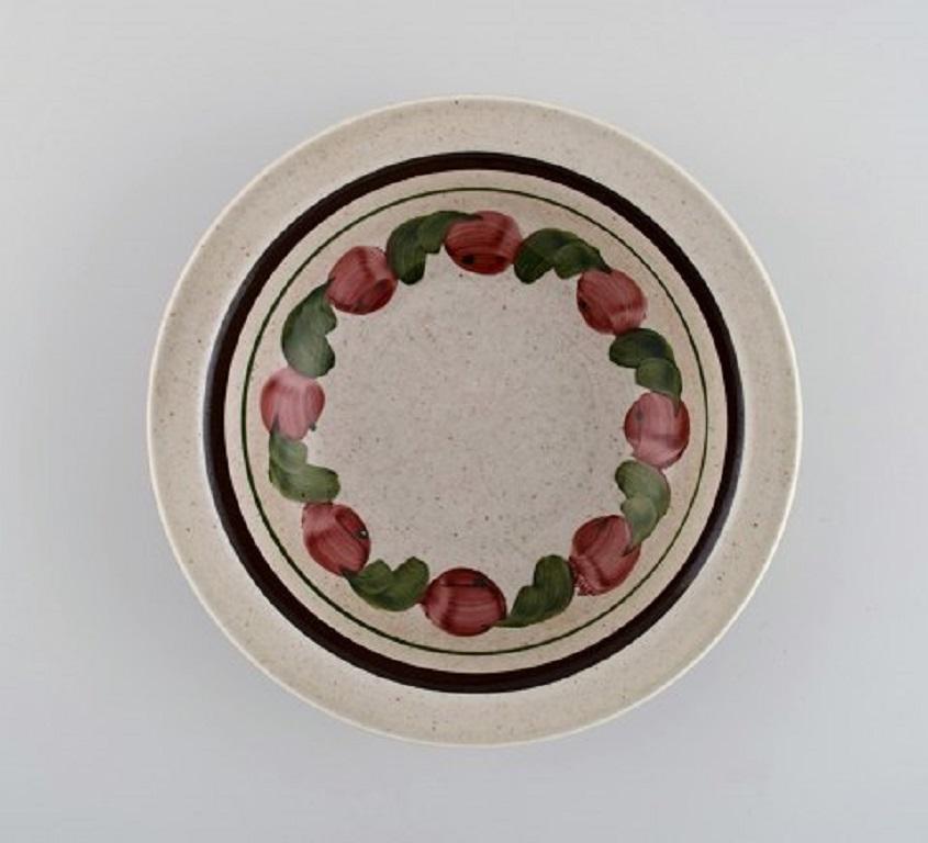 Jackie Lynd pour Rörstrand. 14 assiettes creuses Birgitta en grès émaillé peint à la main, années 1970.
Mesures : 19.5 x 4,5 cm.
En parfait état.
Estampillé.
1ère qualité d'usine.