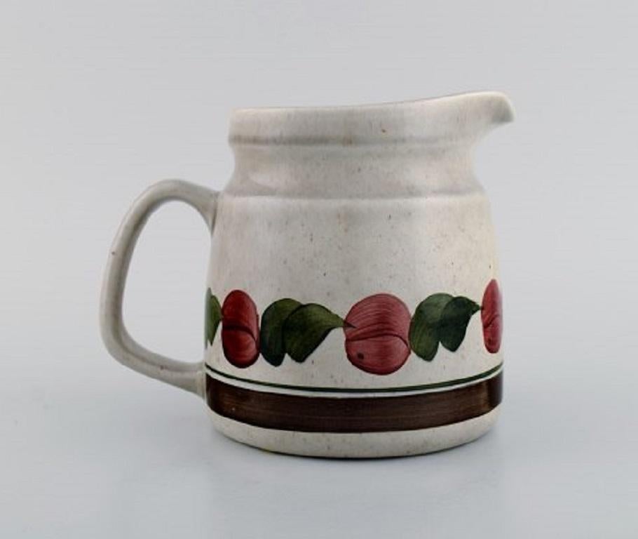 Jackie Lynd for Rörstrand. Birgitta teapot and milk jug in hand painted glazed stoneware, 1970s.
The teapot measures: 24.5 x 15 cm.
In excellent condition.
Stamped.
1st factory quality.