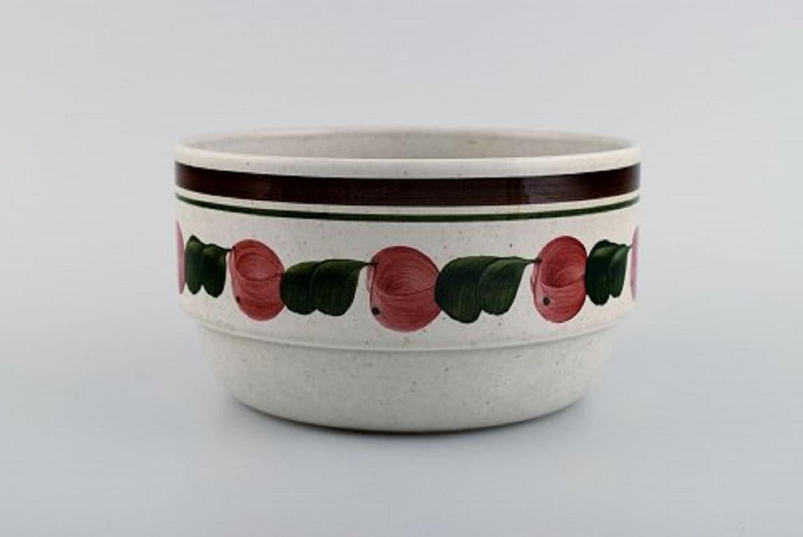 Jackie Lynd for Rörstrand. Five parts Birgitta tableware in hand painted glazed stoneware, 1970s.
Consisting of four bowls and a plate.
Largest bowl measures: 18.2 x 10 cm.
In excellent condition.
Stamped.
1st factory quality.