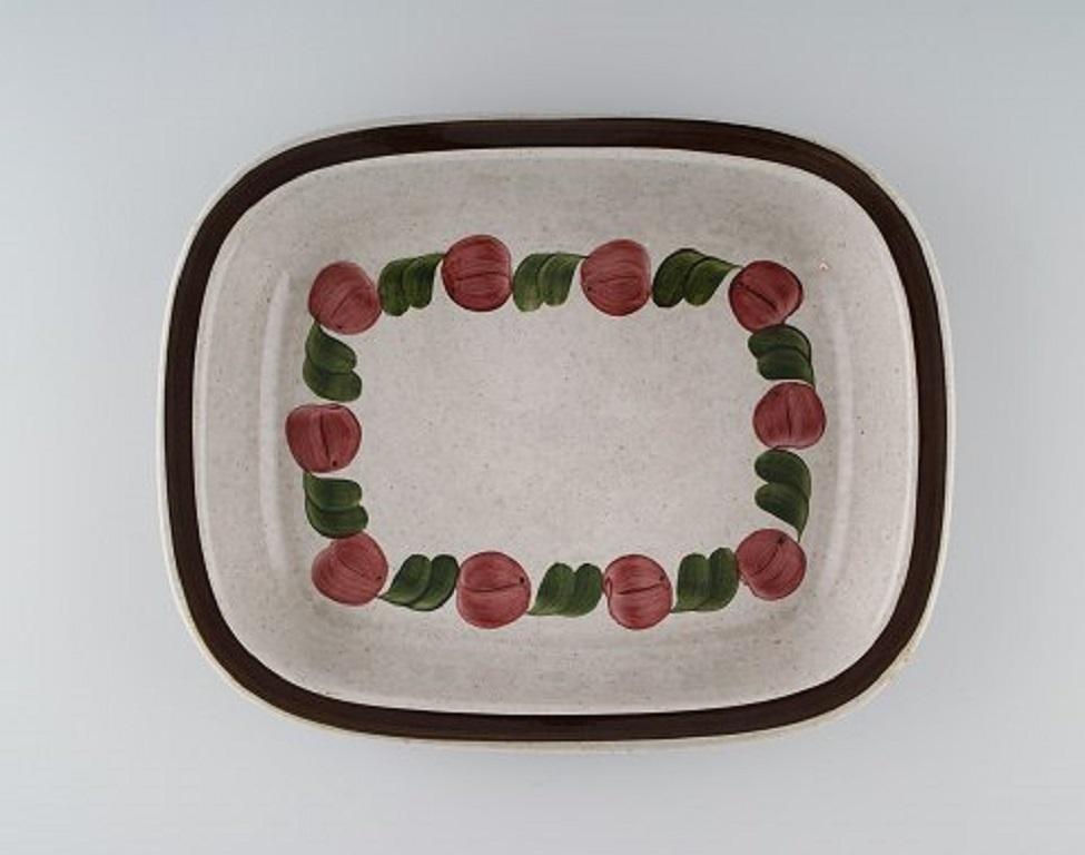 Jackie Lynd per Rörstrand. Tre piatti da portata Birgitta in gres smaltato dipinto a mano, anni '70.
Il piatto più grande misura: 31,5 x 25,5 x 4,5 cm.
In ottime condizioni.
Timbrato.
Prima qualità di fabbrica.