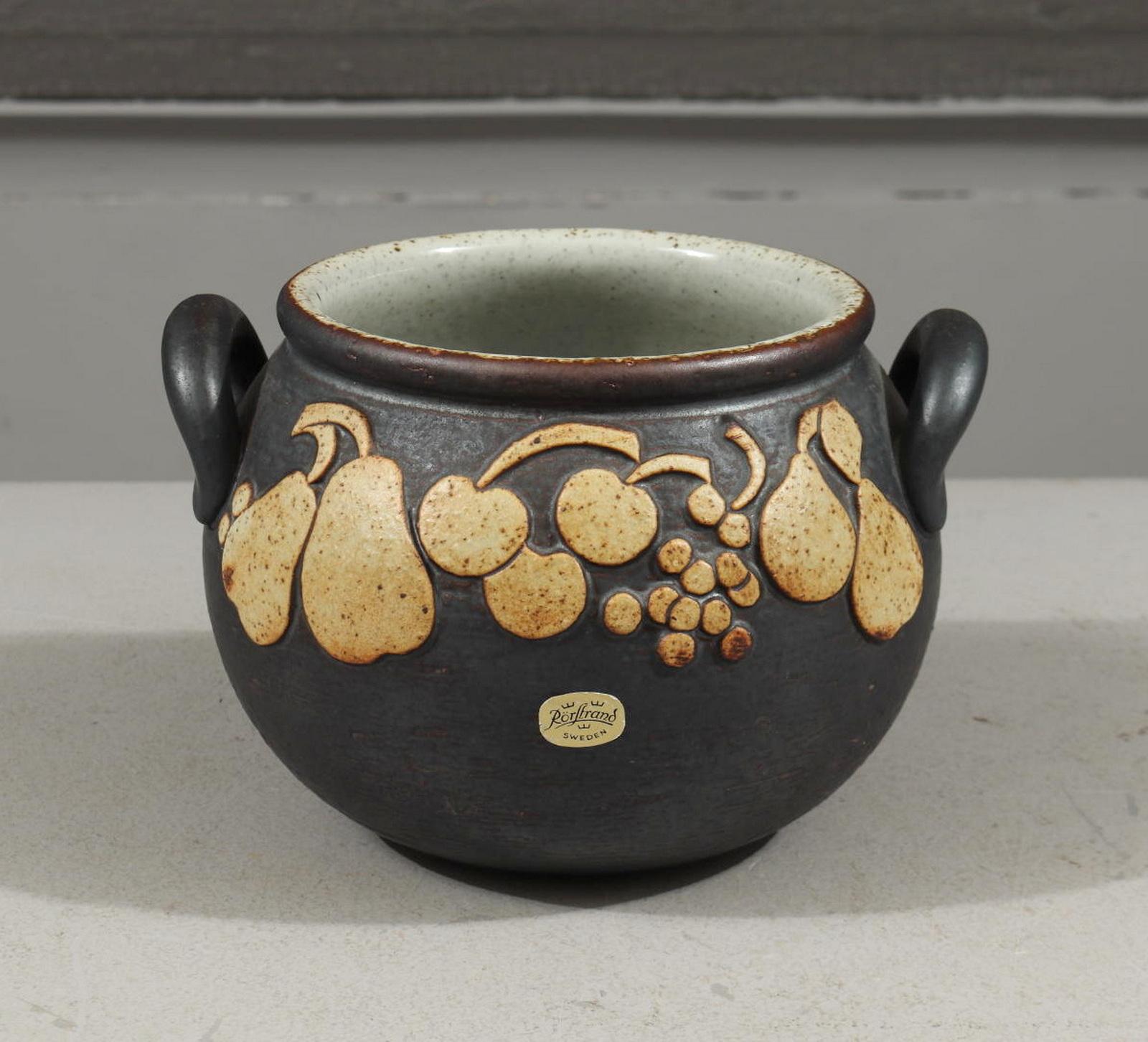 RORSTRAND Ateljé - Design Jacqueline Lynd - Vaso in ceramica
Si tratta di un rarissimo vaso in ceramica disegnato da Jacqueline Lynd, famosa anche per il design della serie Japonica di RORSTRAND. 
La superficie è decorata con motivi di frutta su