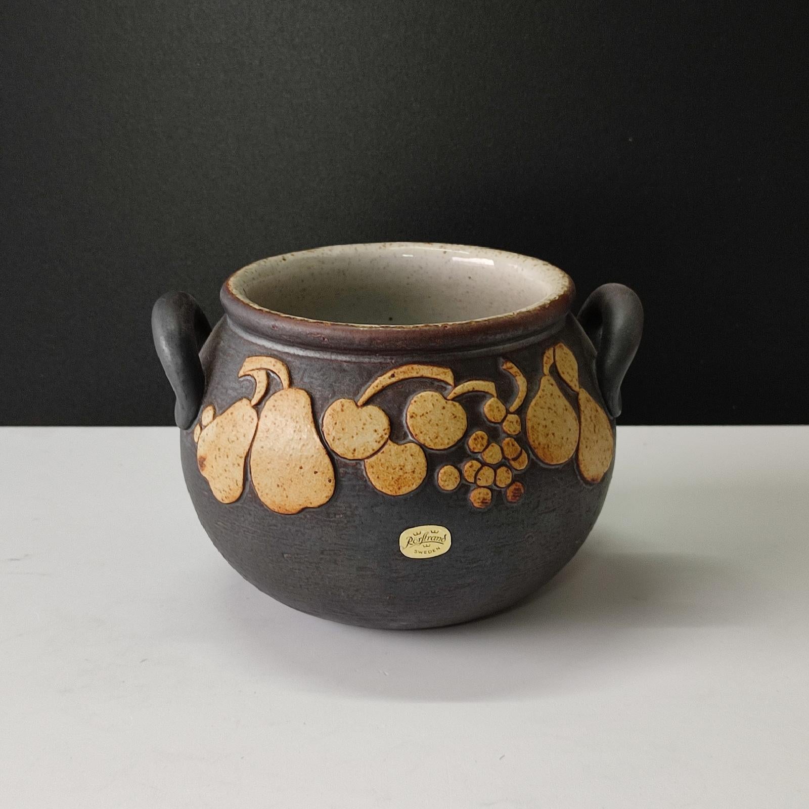 Mid-Century moderno Jackie Lynd Rörstrand Ateljé Vaso in ceramica d'epoca con decorazioni a rilievo di frutta in vendita
