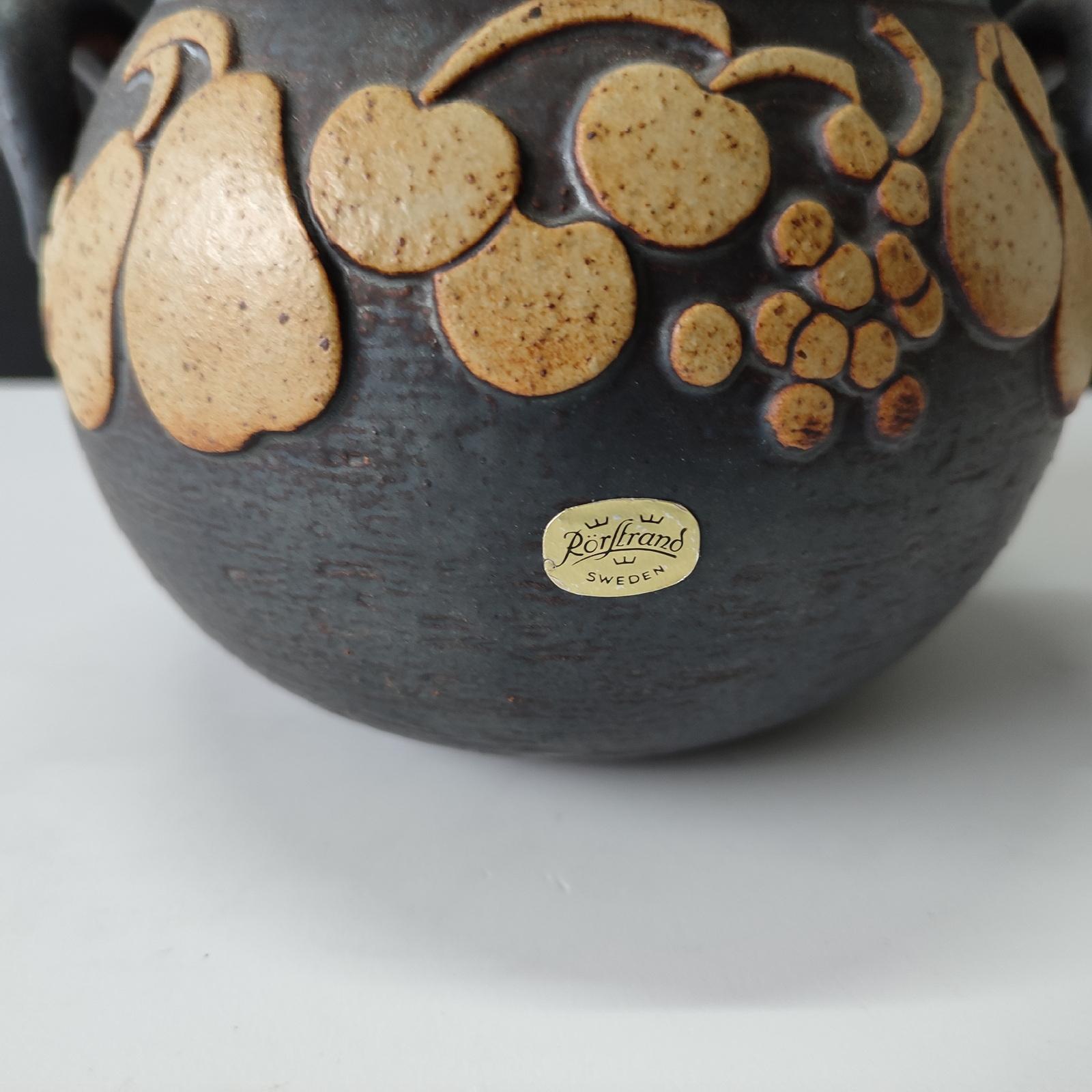 Svedese Jackie Lynd Rörstrand Ateljé Vaso in ceramica d'epoca con decorazioni a rilievo di frutta in vendita