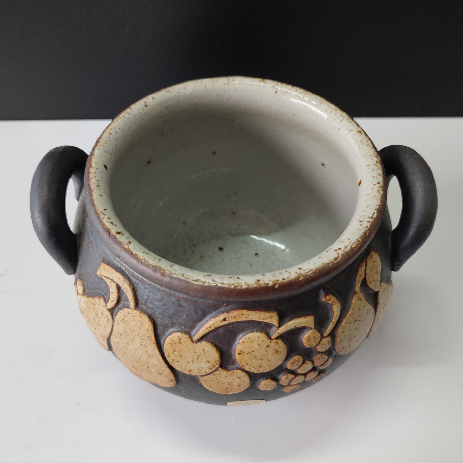 Jackie Lynd Rörstrand Ateljé Vaso in ceramica d'epoca con decorazioni a rilievo di frutta In condizioni ottime in vendita a Bochum, NRW