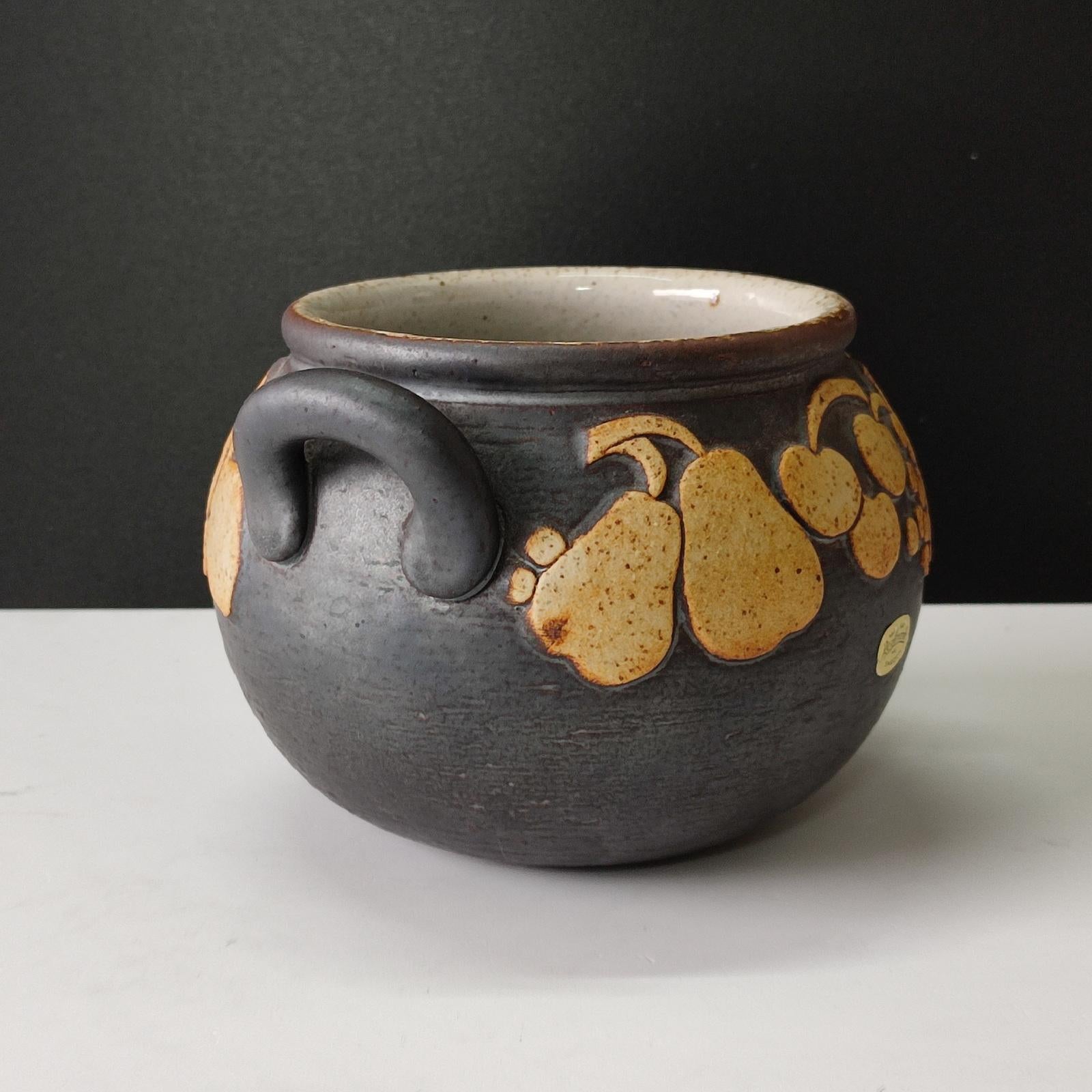 Fine XX secolo Jackie Lynd Rörstrand Ateljé Vaso in ceramica d'epoca con decorazioni a rilievo di frutta in vendita