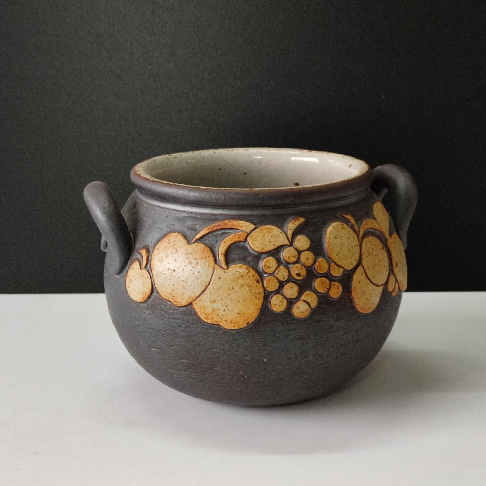 Jackie Lynd Rörstrand Ateljé Vaso in ceramica d'epoca con decorazioni a rilievo di frutta in vendita 1