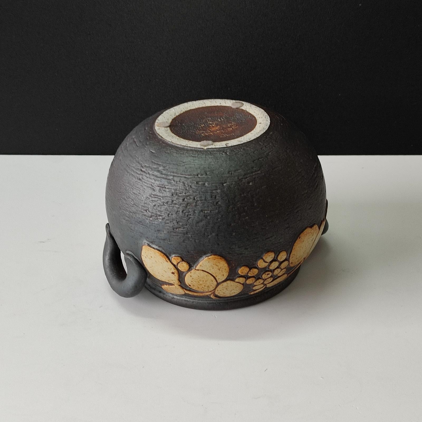 Jackie Lynd Rörstrand Ateljé Vaso in ceramica d'epoca con decorazioni a rilievo di frutta in vendita 2