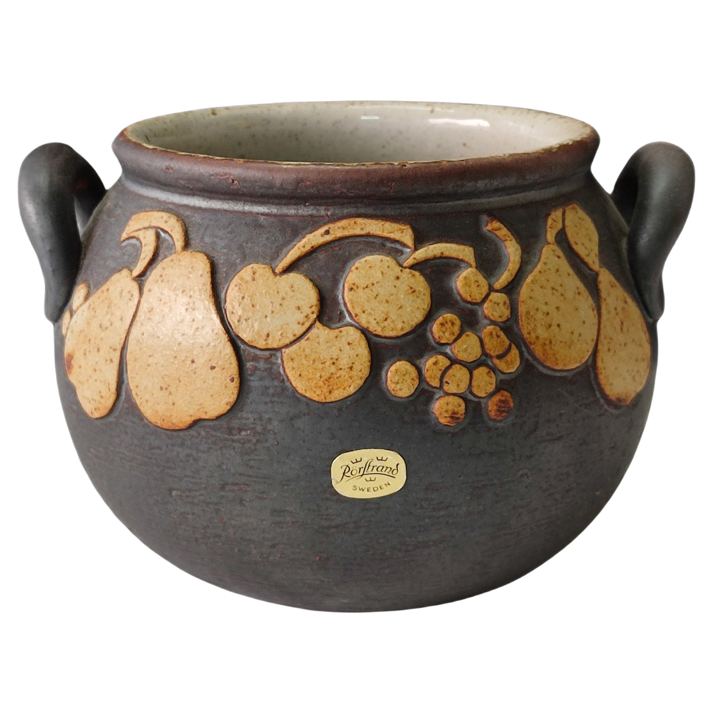 Jackie Lynd Rörstrand Ateljé Vaso in ceramica d'epoca con decorazioni a rilievo di frutta in vendita