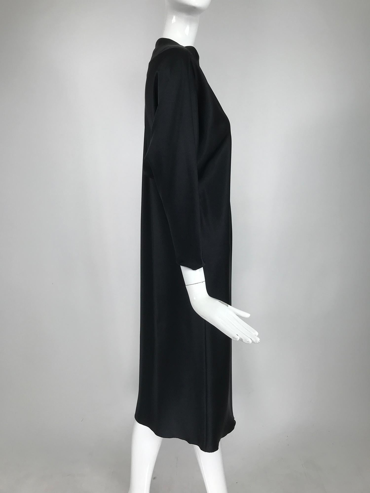 Klassisches, schräg geschnittenes Kleid aus schwarzem Satin von Rogers im Angebot 1