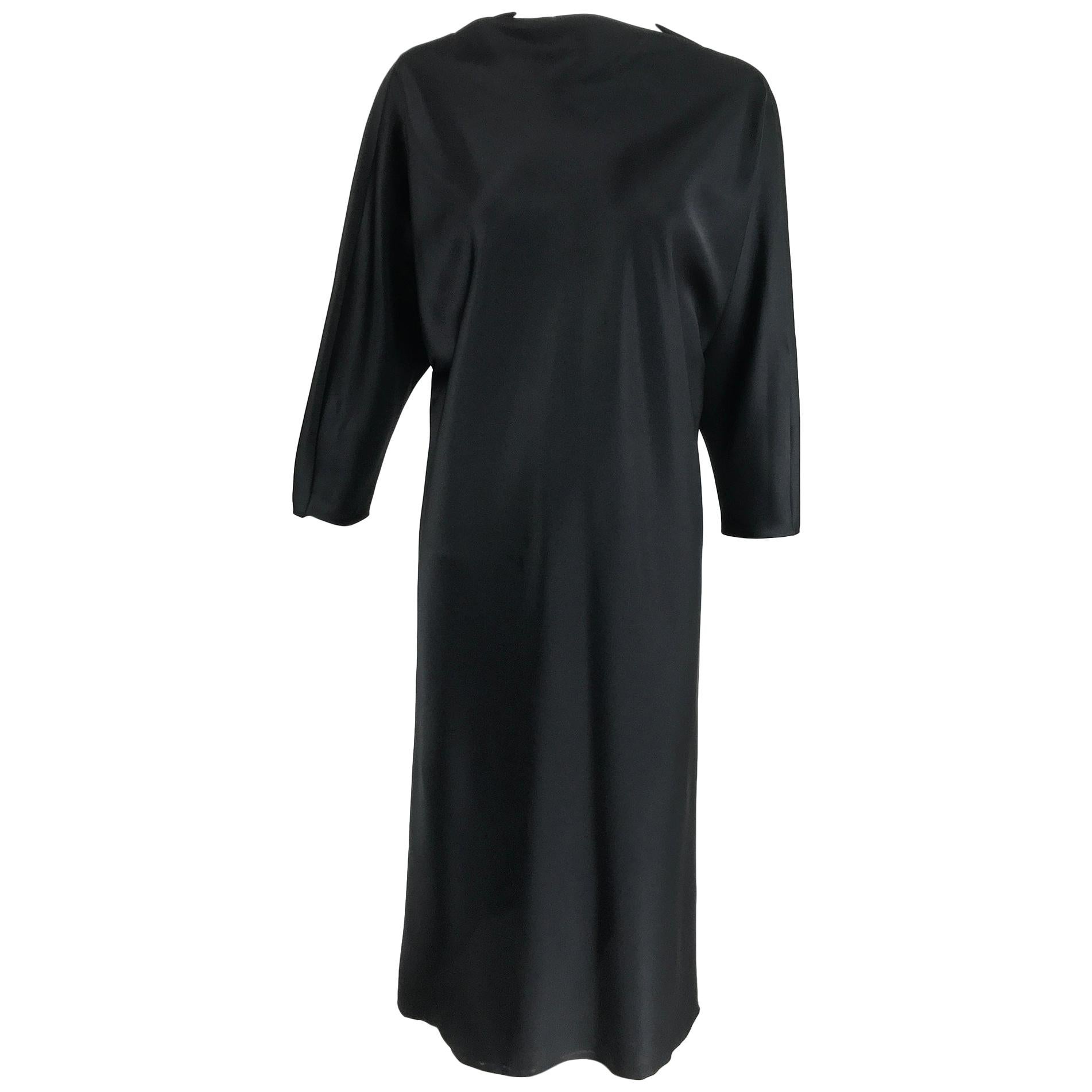 Klassisches, schräg geschnittenes Kleid aus schwarzem Satin von Rogers 