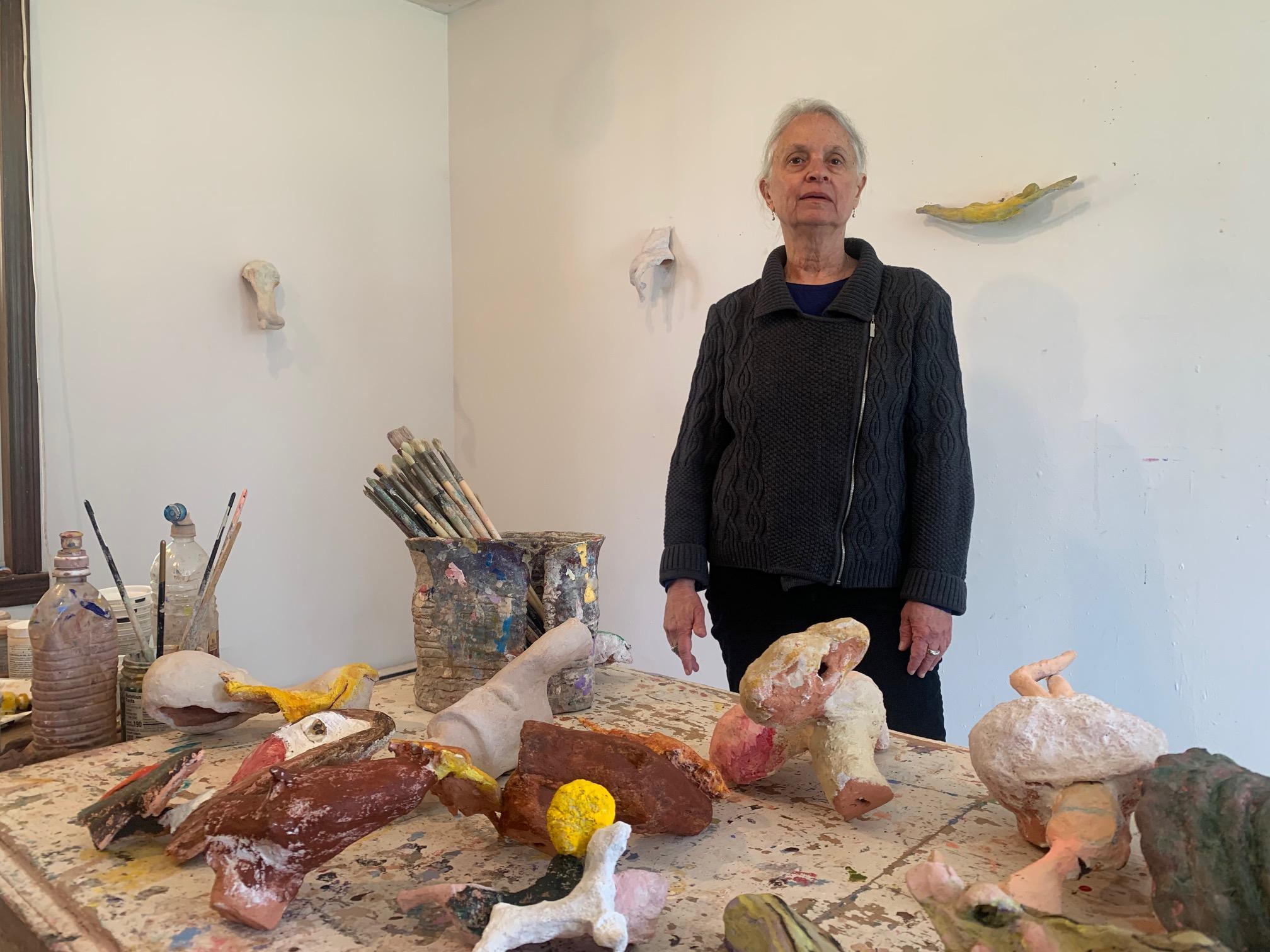 Cheval de nuage, sculpture en céramique - Sculpture de Jackie Shatz