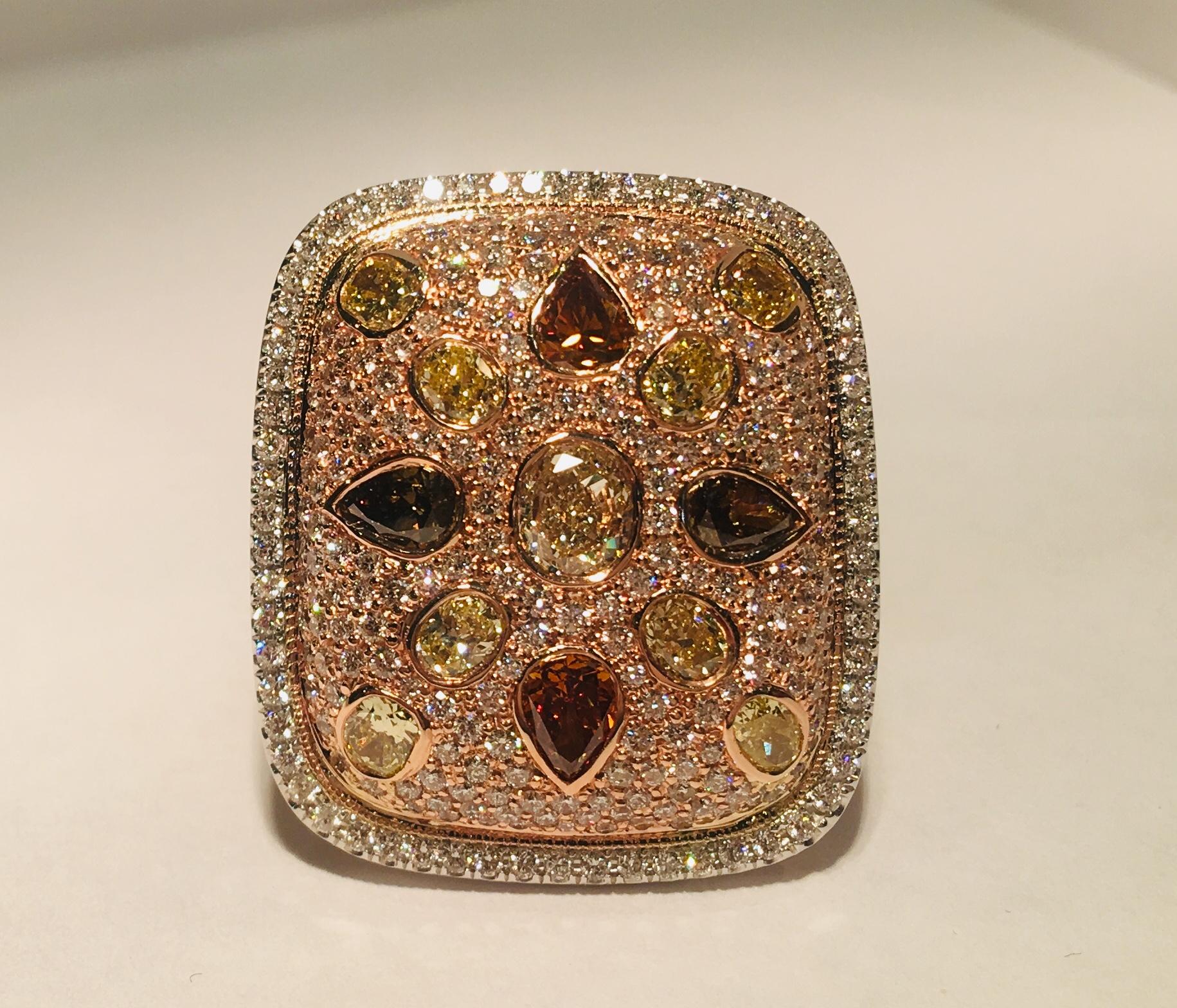 Colossal 10.77 Carat Fancy Natural Colored and White Diamonds 2-Tone Gold Ring (Tropfenschliff)