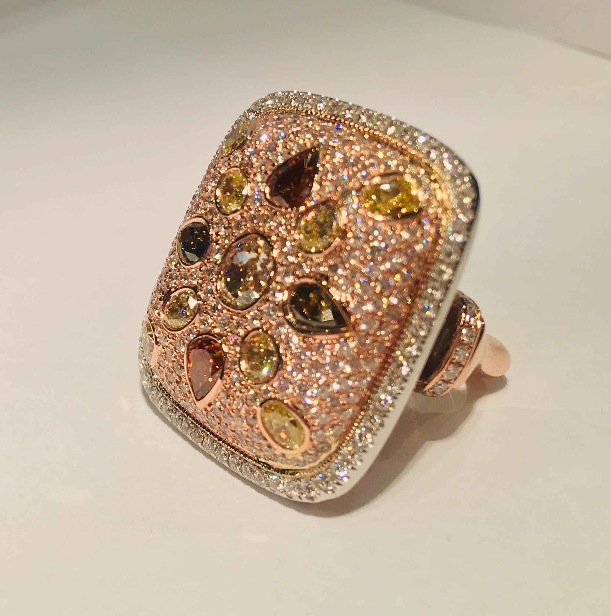 Colossal 10.77 Carat Fancy Natural Colored and White Diamonds 2-Tone Gold Ring im Zustand „Hervorragend“ in Tustin, CA