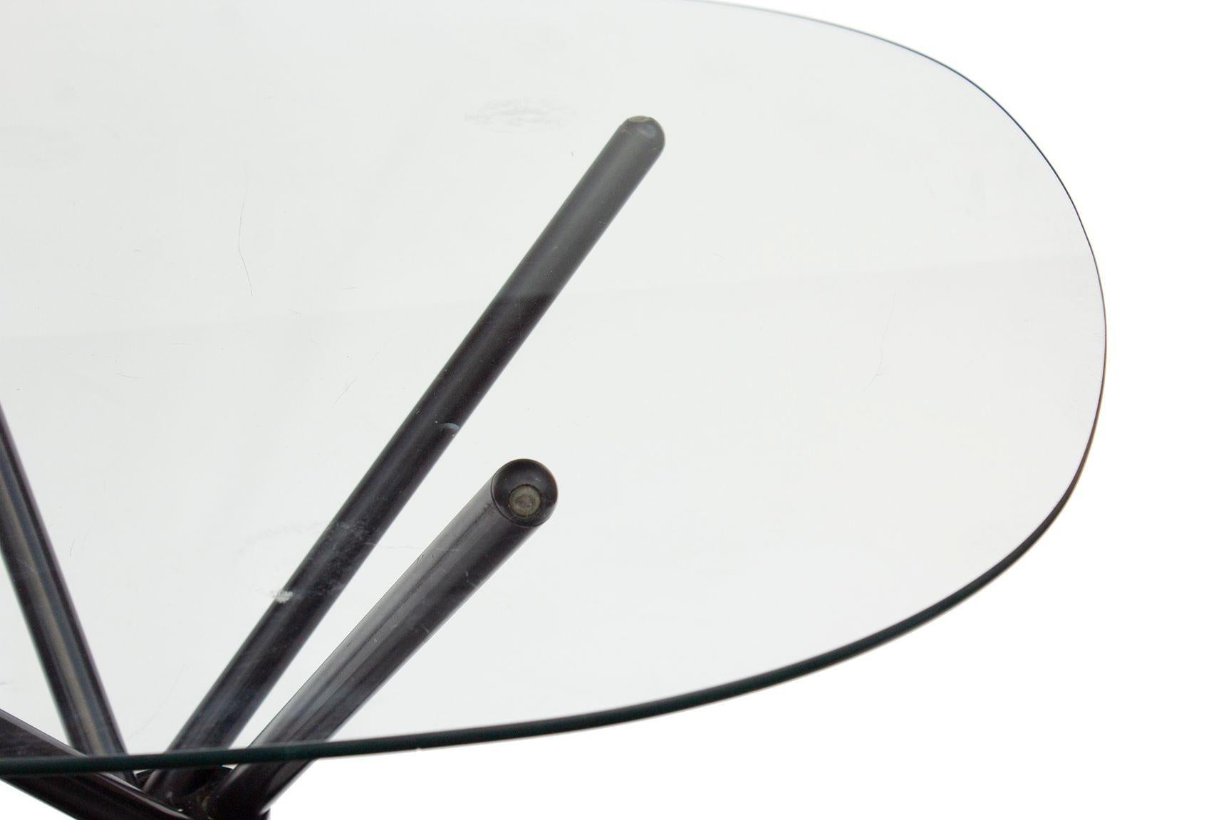 Américain Table de salle à manger Jacks avec base noire et plateau en verre fumé en vente