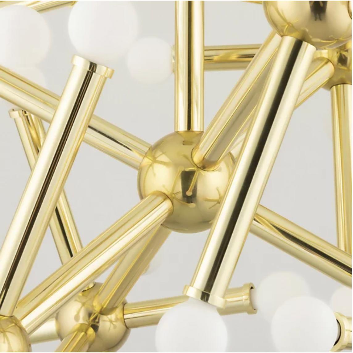 Martyn Lawrence Bullard per Corbett Lighting
Stile tradizionale e ispirato al design moderno della metà del secolo.
Presenta una struttura in metallo vintage in ottone lucido, diffusori in vetro all'estremità di ogni punta per una piacevole