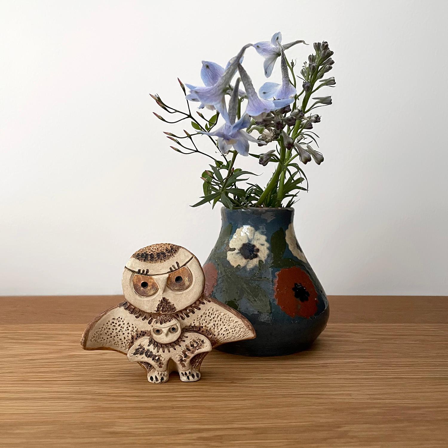 Jacky Coville zierliche Eulenskulptur aus Keramik 
Handgefertigtes Kunsthandwerksstück 
Hergestellt vom französischen Keramiker Jacky Coville
Wunderschön geformtes, neutral getöntes Keramik-Steinzeug 
Verziert mit geätzten