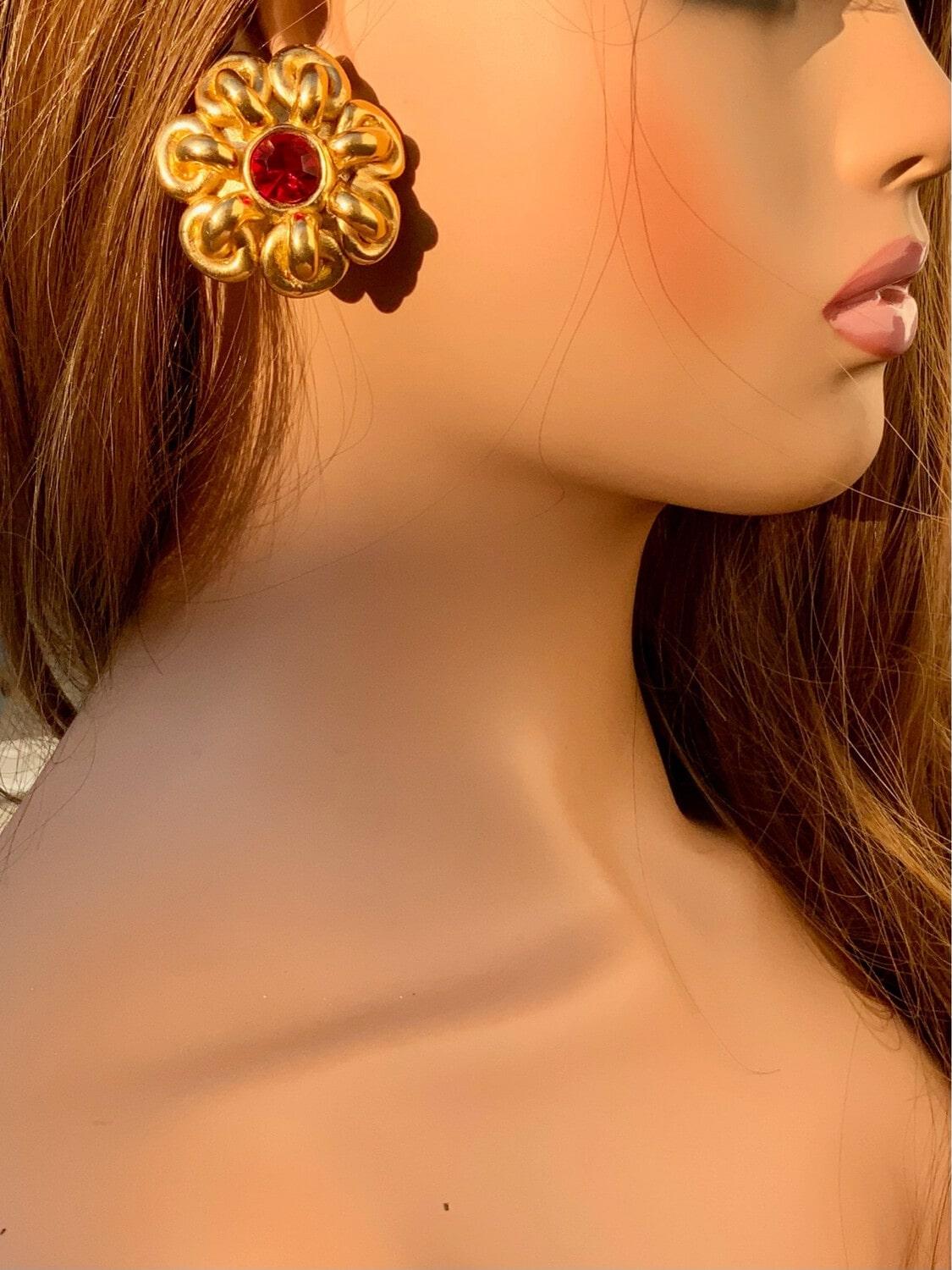 Superb vintage JACKY DE G earrings, perfectly in tune with the times. They will accompany your most beautiful outfits. Clasp with clips, metal gilded with fine 24 carat gold, dominant stone in red resin.


I am a partner with French experts group ,