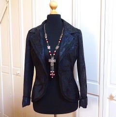 JACKY DE G PARIS Collier pendentif croix en métal argenté perles de verre et fausses perles