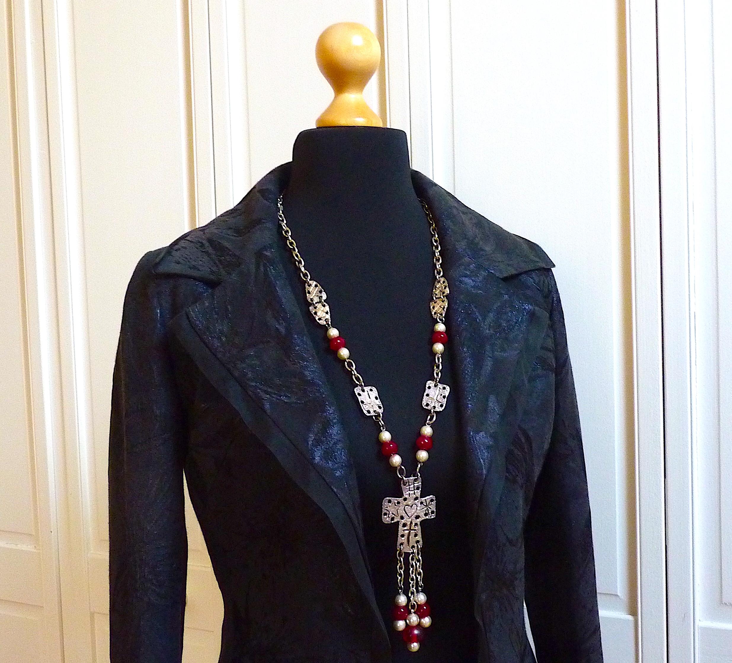 JACKY DE G PARIS Collier pendentif croix en métal argenté perles de verre et fausses perles Bon état - En vente à CHAMPEAUX-SUR-SARTHE, FR