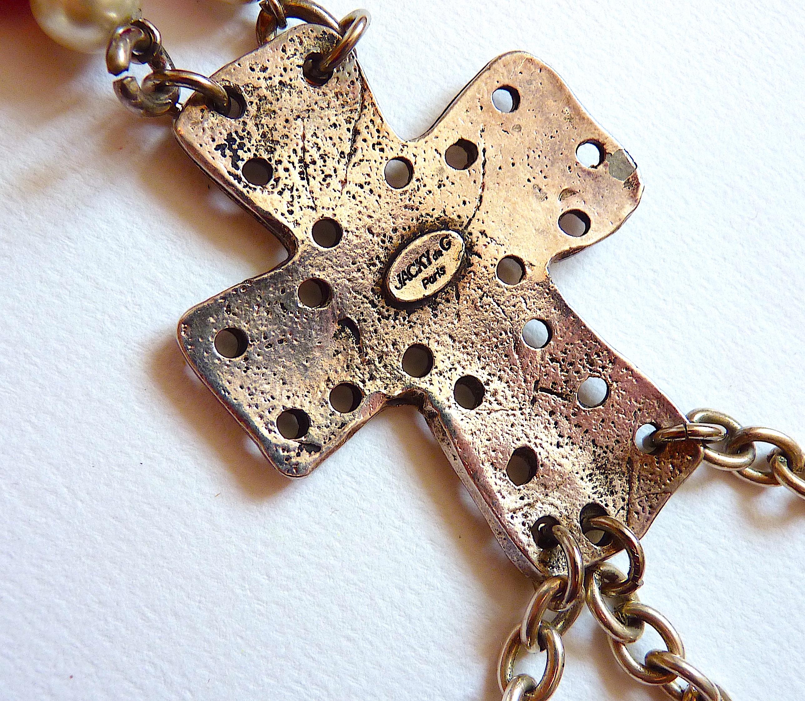 JACKY DE G PARIS Collier pendentif croix en métal argenté perles de verre et fausses perles en vente 1