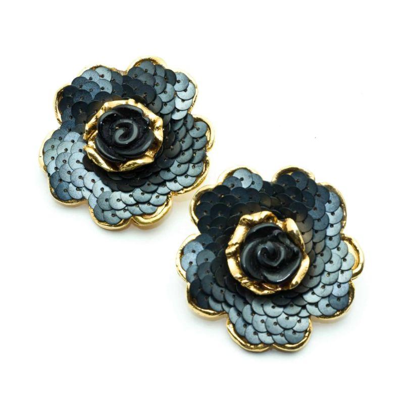 Jacky de G very nice vintage earrings clip-on 80s. Gold plated metal, grey sequins, black resin, camelia Chanel style. All our Clip-on earrings are tightened and delivered with extra protection.

Signature: J de G
Dimensions: 4.6 cm of