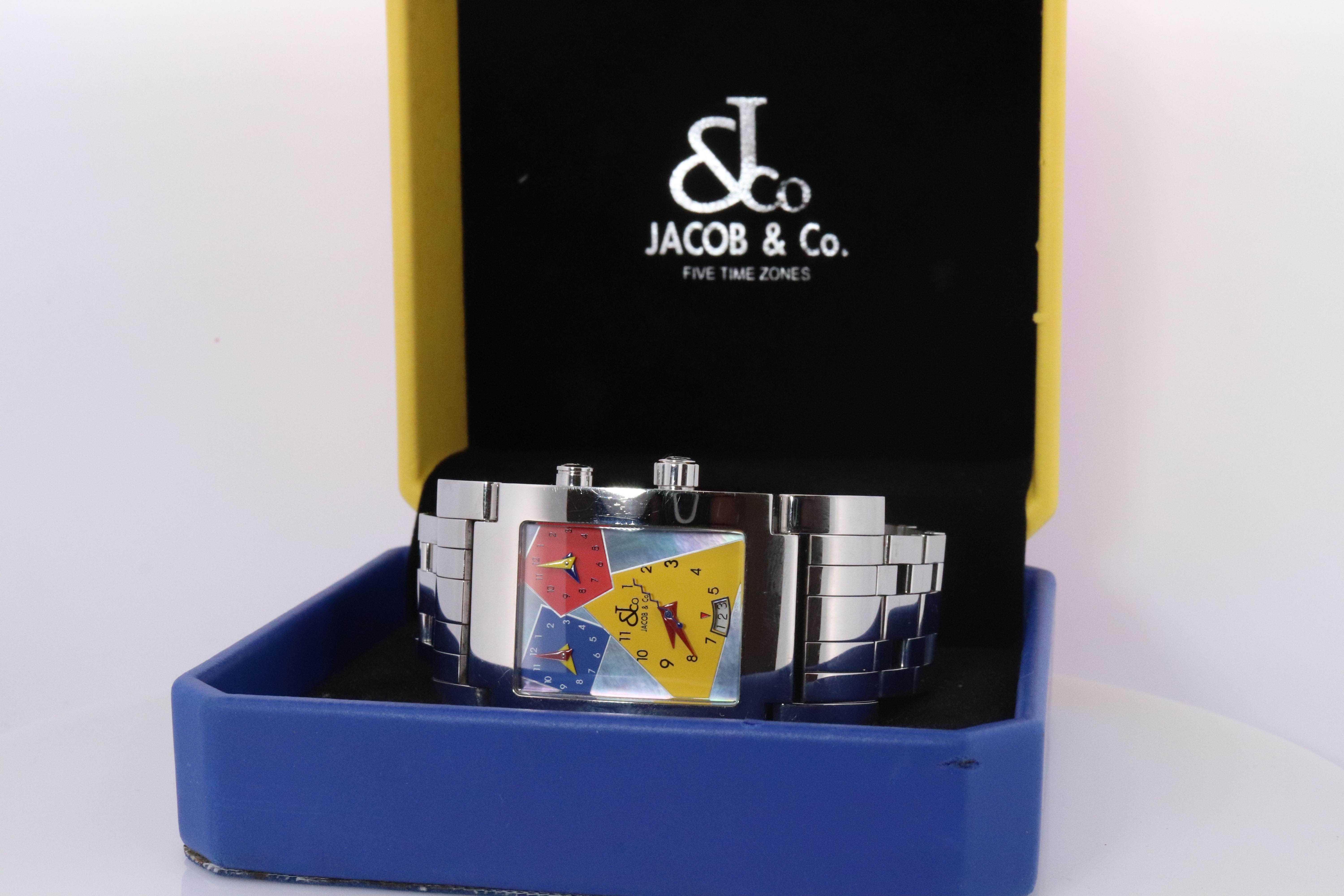 PREVENDIDO  ¡PAQUETE (Caja original)!

Auténtico reloj Jacob & Co Capri de husos horarios múltiples.
número: 00375
Batería nueva sustituida.

Maravilloso reloj. Tres zonas horarias con colores divertidos. Viene con caja original.

Detalles:
Caja de