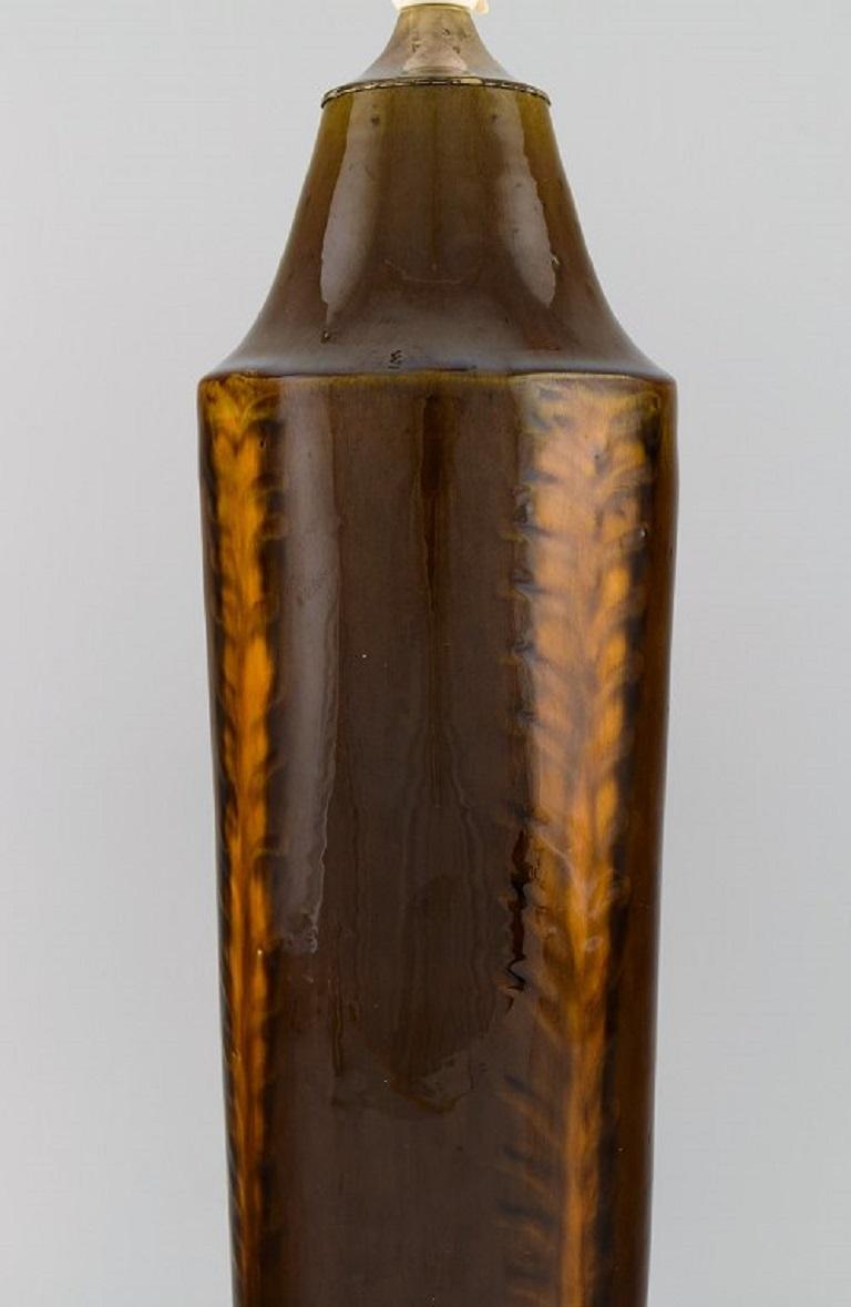 Jacob Bang (1932-2011) for Hegnetslund. 
Large table lamp in glazed ceramics. Beautiful glaze in light brown and orange shades. Mid-20th century.
Measures: 44 x 15 cm (ex socket).
In excellent condition.
Stamped.