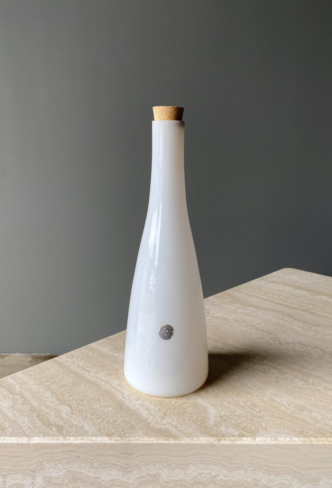 Vase / Carafe en verre blanc de Jacob Bang pour Kastrup, Danemark, années 1960, avec bouchon en liège d'origine.