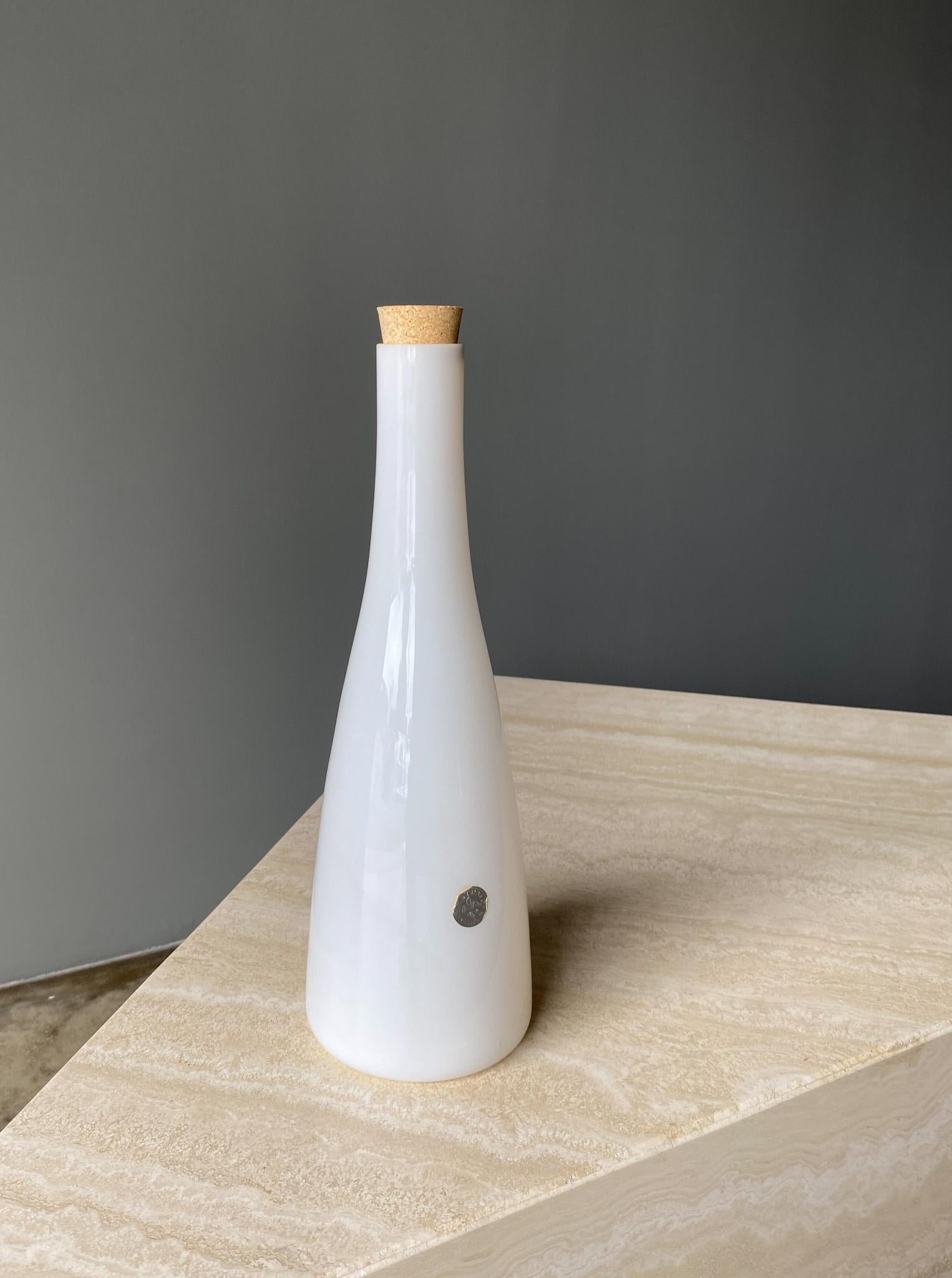 Verre Vase / carafe en verre blanc Jacob Bang pour Kastrup, Danemark, années 1960 en vente