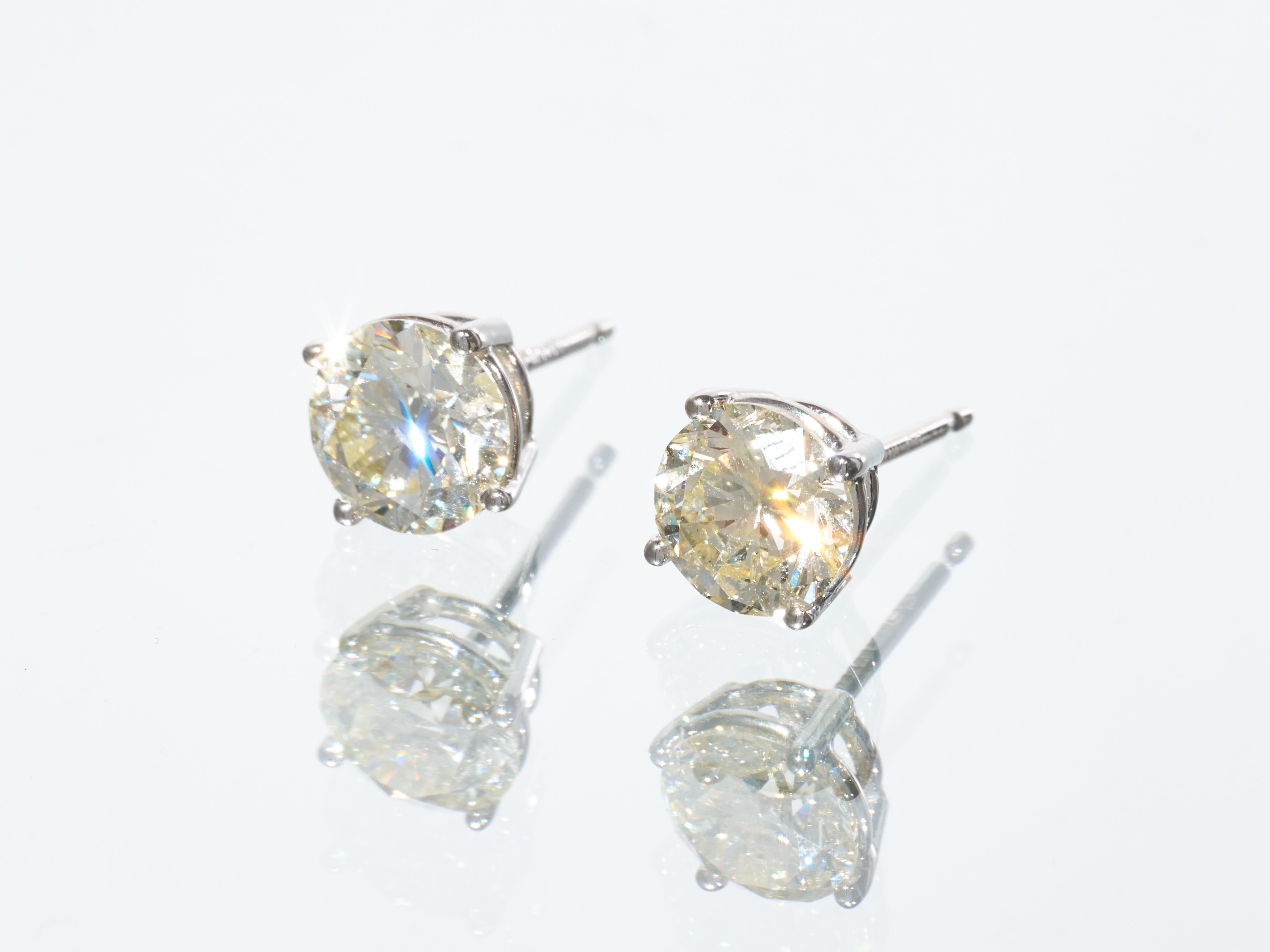 Jacob & Co 
2.1CT Diamond Solitaire Earrings Set



2 x 1CT Diamond Solitaire Earrings
Round Brilliant Cut

Mounted on 18K White Gold Setting 


Total Carat Weight Approx 2.1CT 


Diamond 1: 6.32 x 6.33 x 4.17mm

Diamond 2: 6.46 x 6.48 x