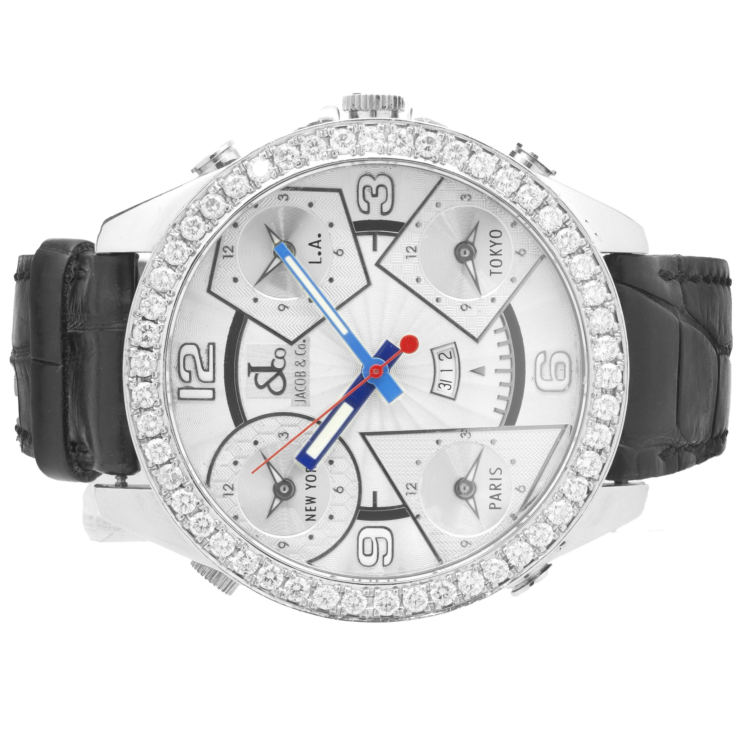 Uhrwerk: Quarz
Funktion: Stunden, Minuten, Sekunden, Datum, fünf Zeitzonen
Gehäuse: Rundes 47-mm-Gehäuse aus Edelstahl mit Diamantlünette,  zug-/Druckkronen, Saphir-Schutzglas
Band: schwarzes Alligatorlederband, Faltschließe
Zifferblatt: