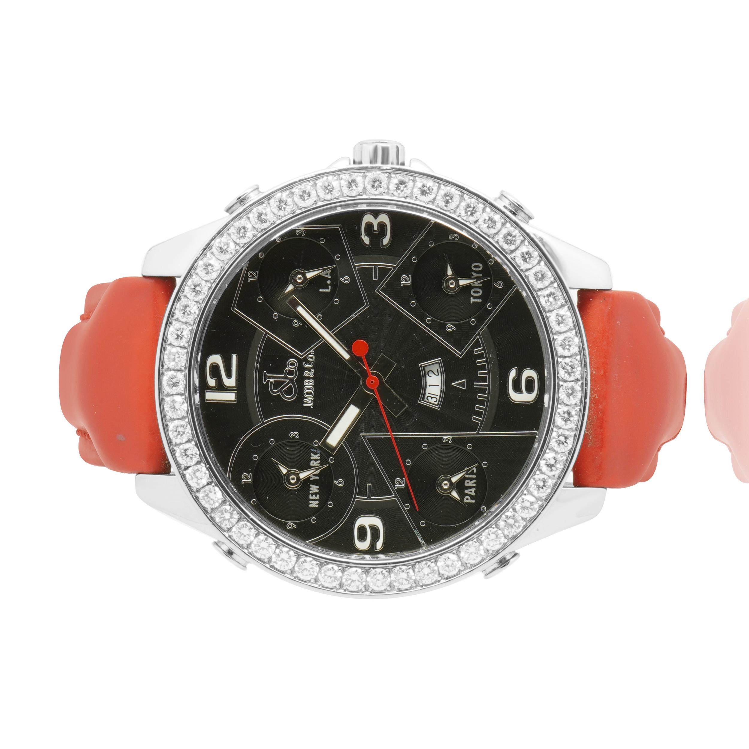 Uhrwerk: Quarz
Funktion: Stunden, Minuten, Sekunden, Datum, fünf Zeitzonen
Gehäuse: Edelstahl, rundes 48-mm-Gehäuse, diamantierte Lünette, fünf Zug-/Druckkronen, Saphir-Schutzglas
Band: rotes Lederband
Zifferblatt: schwarzes