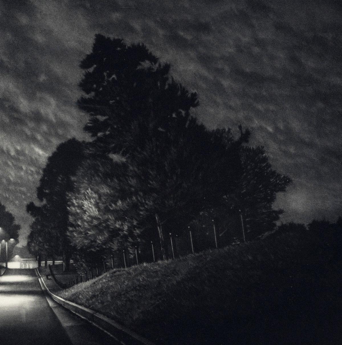 Drift (rétrodramatique nocturne en banlieue américaine) - Noir Still-Life Print par Jacob Crook