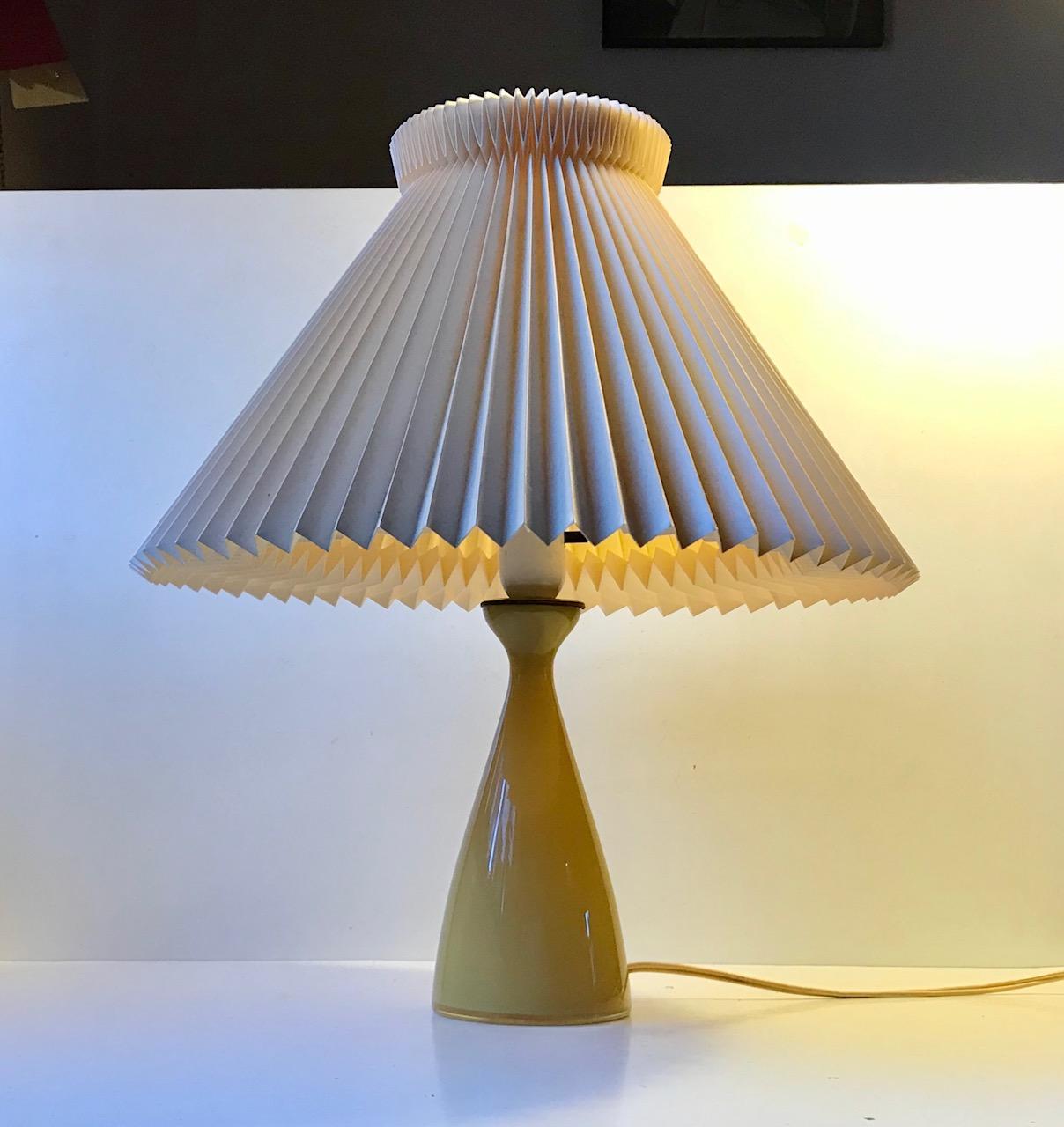 Rare lampe de table de forme organique en verre jaune miel. Conçu par le petit frère d'Arne Bang alias Jacob E. Bang au milieu et à la fin des années 1950. Fabriqué par Holmegaard/Kastrup au Danemark. L'abat-jour est un abat-jour modèle et n'est pas