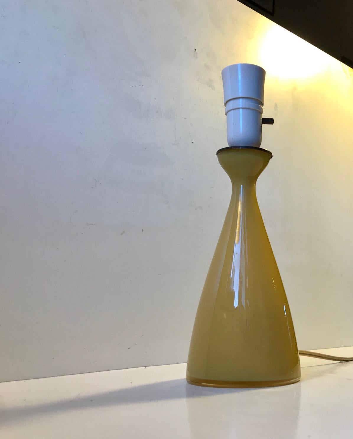 Danois Lampe de table Jacob E. Bang en verre Honey ciselé, Holmegaard/Kastrup, années 1950 en vente