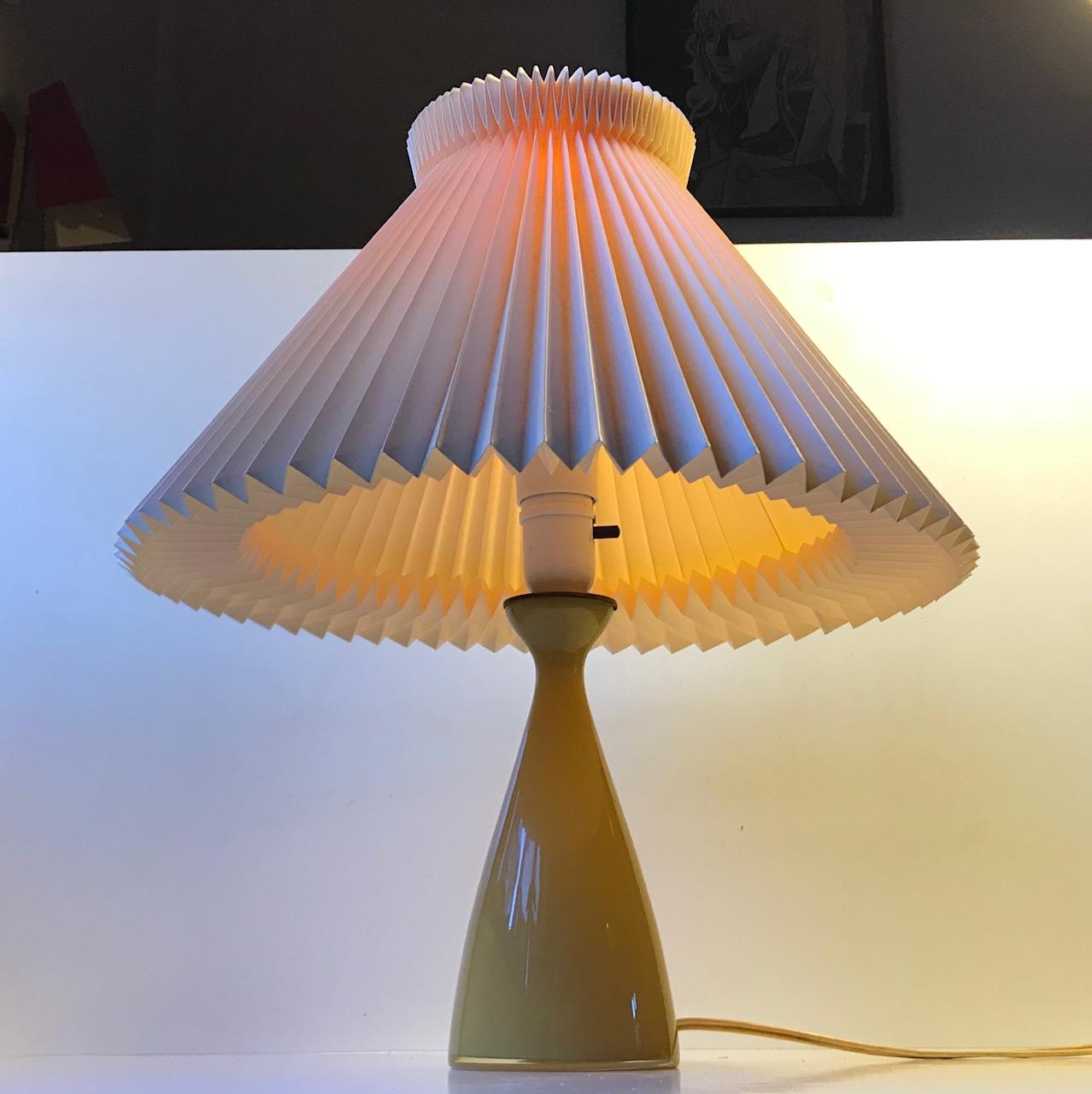 Milieu du XXe siècle Lampe de table Jacob E. Bang en verre Honey ciselé, Holmegaard/Kastrup, années 1950 en vente