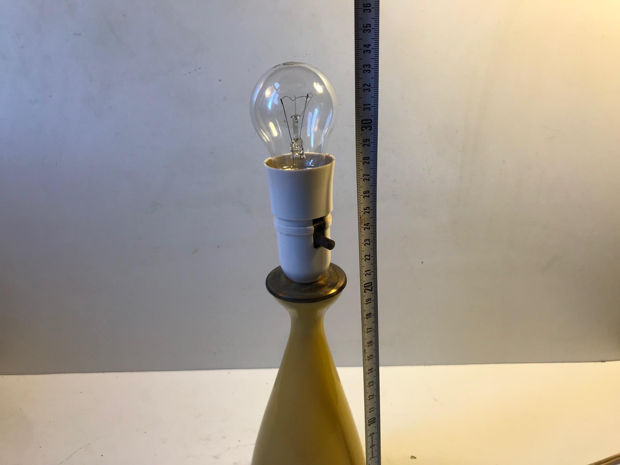 Verre brun Lampe de table Jacob E. Bang en verre Honey ciselé, Holmegaard/Kastrup, années 1950 en vente