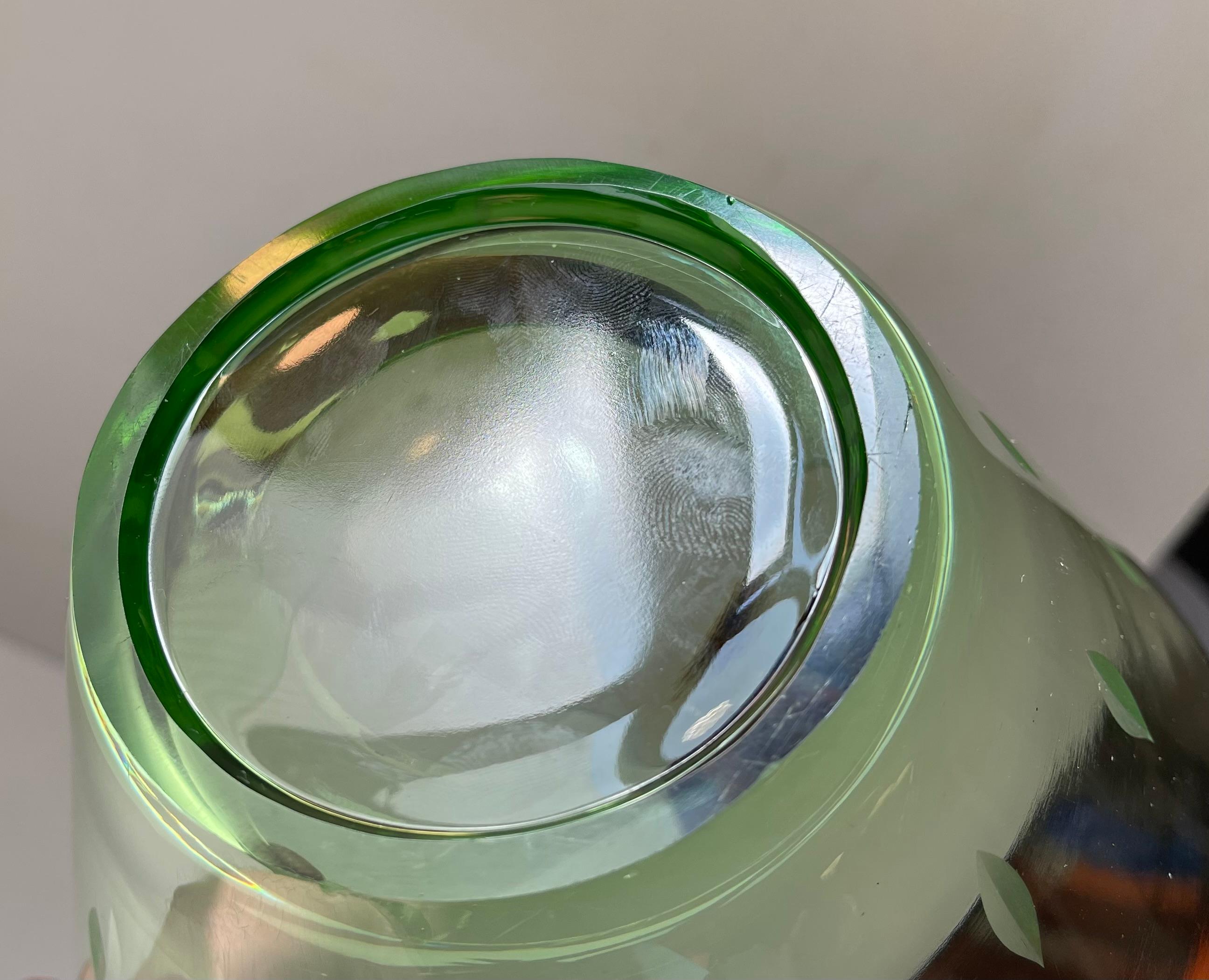 Jacob E. Bang Uranium Green Art Glass Bowl w. Arrows, 1930s In Good Condition For Sale In Esbjerg, DK