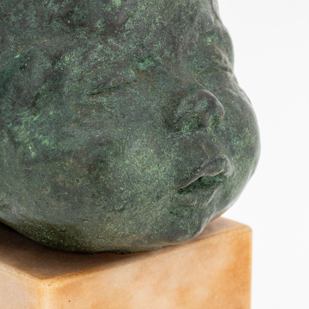 Escultura de bronce patinado en verdigrís, estilo Jacob Epstein, bebé dormido, edición numerada 