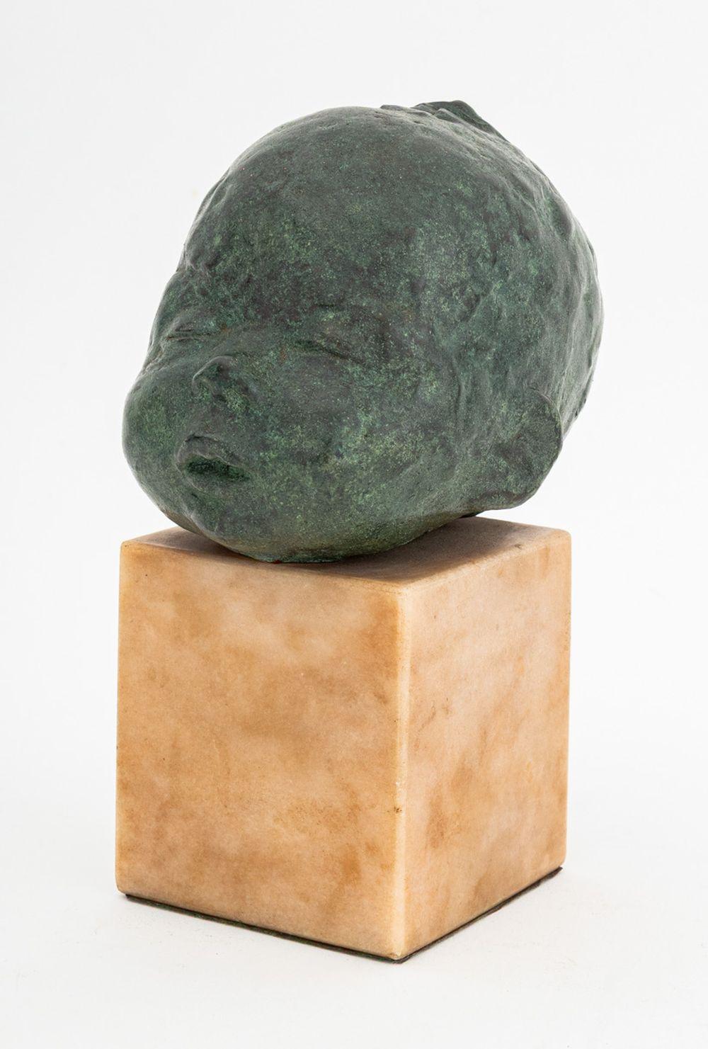 Escultura de bronce de bebé dormido estilo Jacob Epstein siglo XX en venta