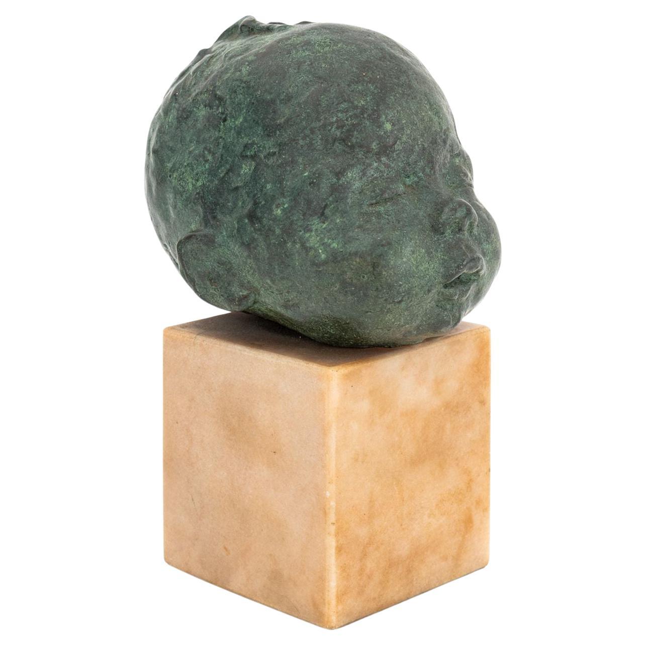 Escultura de bronce de bebé dormido estilo Jacob Epstein en venta