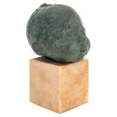 Escultura de bronce de bebé dormido estilo Jacob Epstein