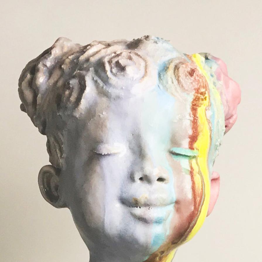 Mädchen, das Junge liebt - Große Keramik-Skulptur eines Kindes mit Blumen im Angebot 1